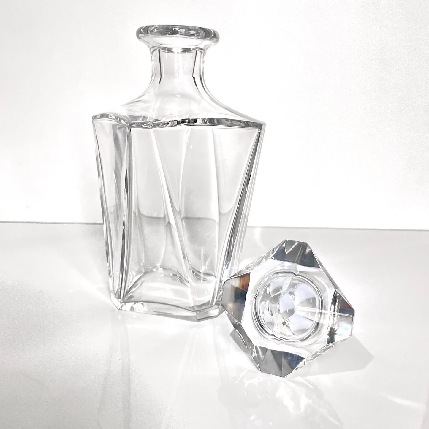 English: Baccarat crystal decanter, Cognac Martell Cordon Bleu model, from the late 20th century. Features a sleek square shape and brilliant crystal clarity. ; 日本語: バカラのクリスタル製デカンタ、コニャック マーテル コルドン・ブルー モデル、20世紀後半。洗練されたスクエアフォルムと透明感のあるクリスタルが特徴。 ; Français: Carafe en cristal Baccarat, modèle Cognac Martell Cordon Bleu, datant de la fin du 20ᵉ siècle. Forme carrée élégante et cristal d'une grande clarté.