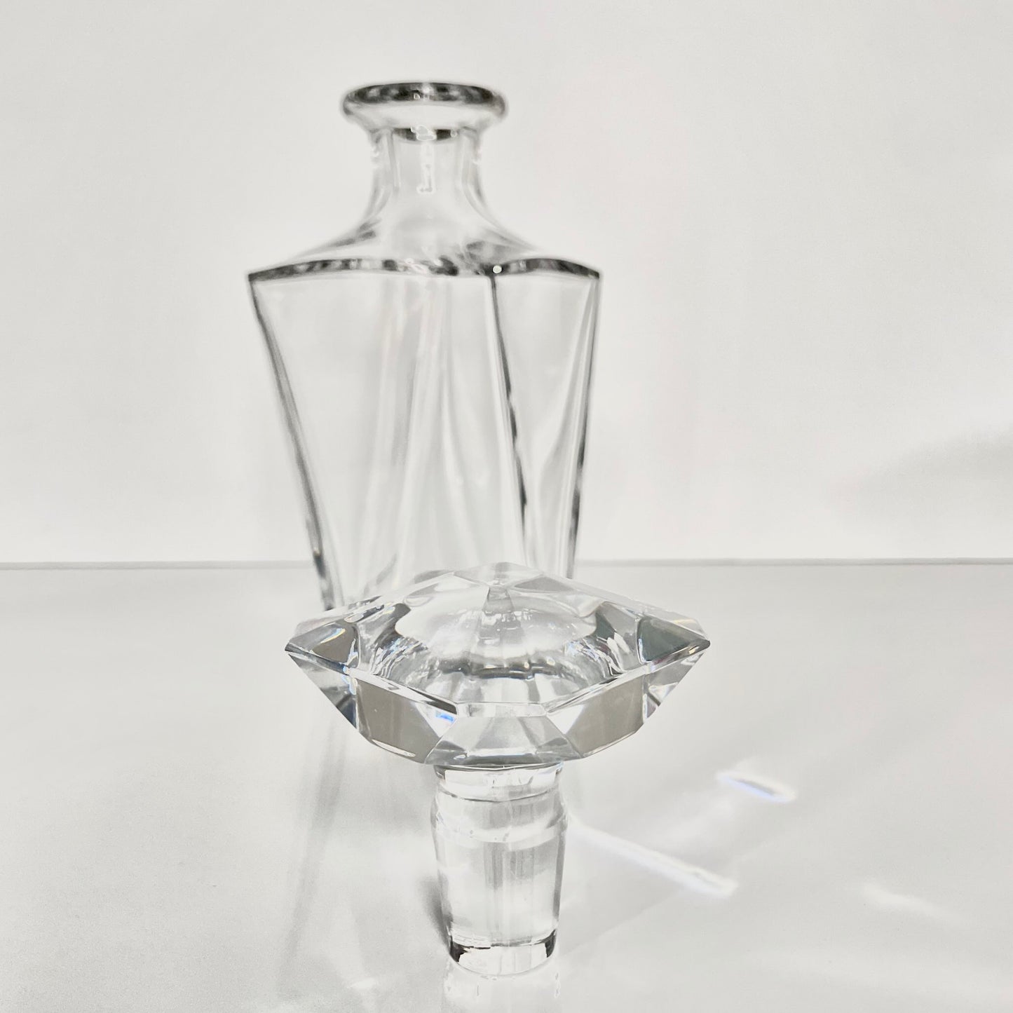 English: Baccarat crystal decanter, Cognac Martell Cordon Bleu model, from the late 20th century. Features a sleek square shape and brilliant crystal clarity. ; 日本語: バカラのクリスタル製デカンタ、コニャック マーテル コルドン・ブルー モデル、20世紀後半。洗練されたスクエアフォルムと透明感のあるクリスタルが特徴。 ; Français: Carafe en cristal Baccarat, modèle Cognac Martell Cordon Bleu, datant de la fin du 20ᵉ siècle. Forme carrée élégante et cristal d'une grande clarté.