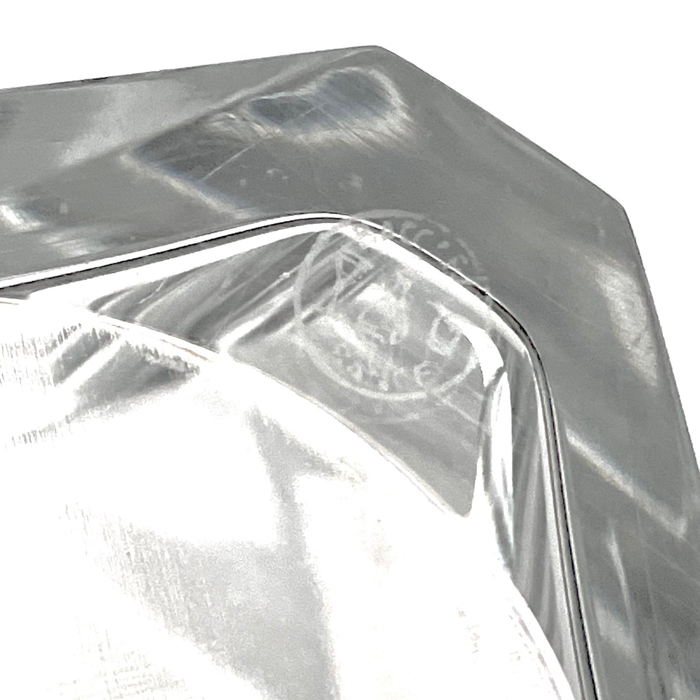 English: Baccarat crystal decanter, Cognac Martell Cordon Bleu model, from the late 20th century. Features a sleek square shape and brilliant crystal clarity. ; 日本語: バカラのクリスタル製デカンタ、コニャック マーテル コルドン・ブルー モデル、20世紀後半。洗練されたスクエアフォルムと透明感のあるクリスタルが特徴。 ; Français: Carafe en cristal Baccarat, modèle Cognac Martell Cordon Bleu, datant de la fin du 20ᵉ siècle. Forme carrée élégante et cristal d'une grande clarté.