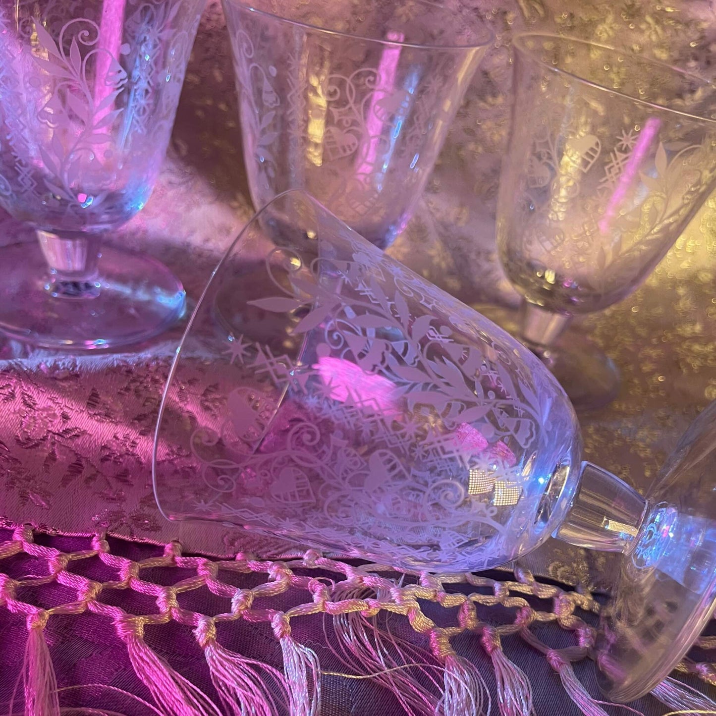 日本語: バカラ製クリスタルグラス4個セット、アルジェンティーナモデル(1943〜1961年製)。流れる植物模様が特徴。 ; English: Set of 4 crystal glasses by Baccarat, Argentina model (1943–1961), featuring flowing rinceaux plant motifs. ; Français: Ensemble de 4 verres en cristal de Baccarat, modèle Argentina (1943–1961), avec des motifs de rinceaux de plantes.