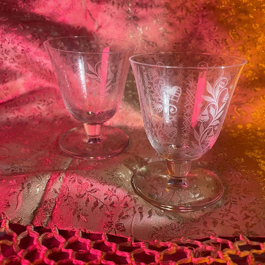 日本語: バカラ製クリスタルグラス4個セット、アルジェンティーナモデル(1943〜1961年製)。流れる植物模様が特徴。 ; English: Set of 4 crystal glasses by Baccarat, Argentina model (1943–1961), featuring flowing rinceaux plant motifs. ; Français: Ensemble de 4 verres en cristal de Baccarat, modèle Argentina (1943–1961), avec des motifs de rinceaux de plantes.