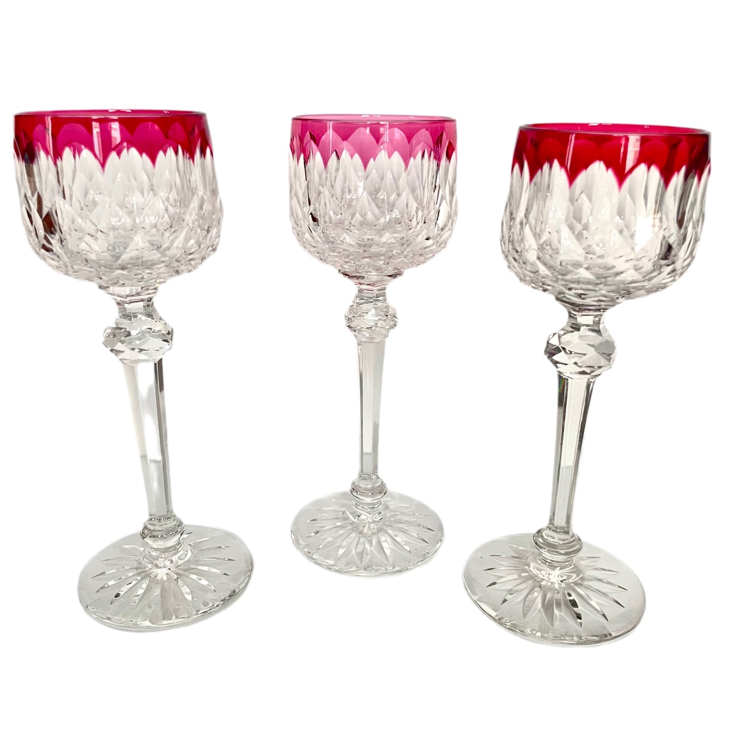 日本語: バカラ製クリスタルワイングラス3個セット「ジュヴィジー・ルージュ」モデル。赤と透明の二重クリスタルで、精緻なダイヤモンドカットが施され、豪華さを引き立てます。; English: Set of 3 Baccarat Juvisy Red crystal wine glasses featuring red and clear double crystal with intricate diamond cuts, adding luxury to any table. ; Français: Ensemble de 3 verres à vin Baccarat modèle Juvisy Rouge, avec cristal double rouge et transparent, orné de découpes en diamant pour une touche luxueuse.