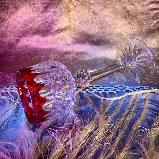 日本語: バカラ製クリスタルワイングラス3個セット「ジュヴィジー・ルージュ」モデル。赤と透明の二重クリスタルで、精緻なダイヤモンドカットが施され、豪華さを引き立てます。; English: Set of 3 Baccarat Juvisy Red crystal wine glasses featuring red and clear double crystal with intricate diamond cuts, adding luxury to any table. ; Français: Ensemble de 3 verres à vin Baccarat modèle Juvisy Rouge, avec cristal double rouge et transparent, orné de découpes en diamant pour une touche luxueuse.