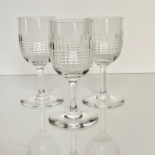 日本語: バカラ・ナンシー・ワイングラス3脚セット。高品質なクリスタルガラスで作られ、縦横に交差したカットが特徴的なデザイン。バカラの優れた職人技を感じられる美しいワイングラス。; English: Set of 3 Baccarat Nancy wine glasses, crafted from high-quality crystal, featuring intricate intersecting vertical and horizontal cuts, showcasing Baccarat's renowned craftsmanship. ; Français: Ensemble de 3 verres à vin Baccarat Nancy, fabriqués en cristal de haute qualité, avec des découpes verticales et horizontales entrecroisées, mettant en valeur le savoir-faire renommé de Baccarat.