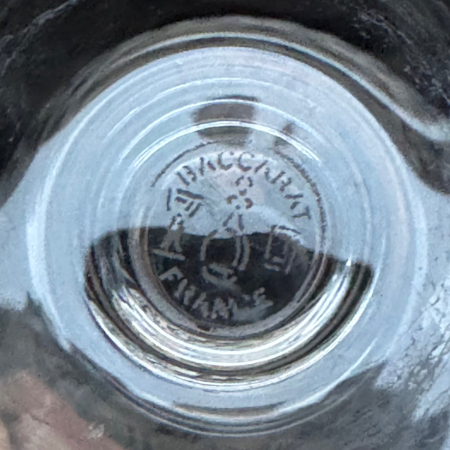 日本語: バカラ・ナンシー・ワイングラス3脚セット。高品質なクリスタルガラスで作られ、縦横に交差したカットが特徴的なデザイン。バカラの優れた職人技を感じられる美しいワイングラス。; English: Set of 3 Baccarat Nancy wine glasses, crafted from high-quality crystal, featuring intricate intersecting vertical and horizontal cuts, showcasing Baccarat's renowned craftsmanship. ; Français: Ensemble de 3 verres à vin Baccarat Nancy, fabriqués en cristal de haute qualité, avec des découpes verticales et horizontales entrecroisées, mettant en valeur le savoir-faire renommé de Baccarat.