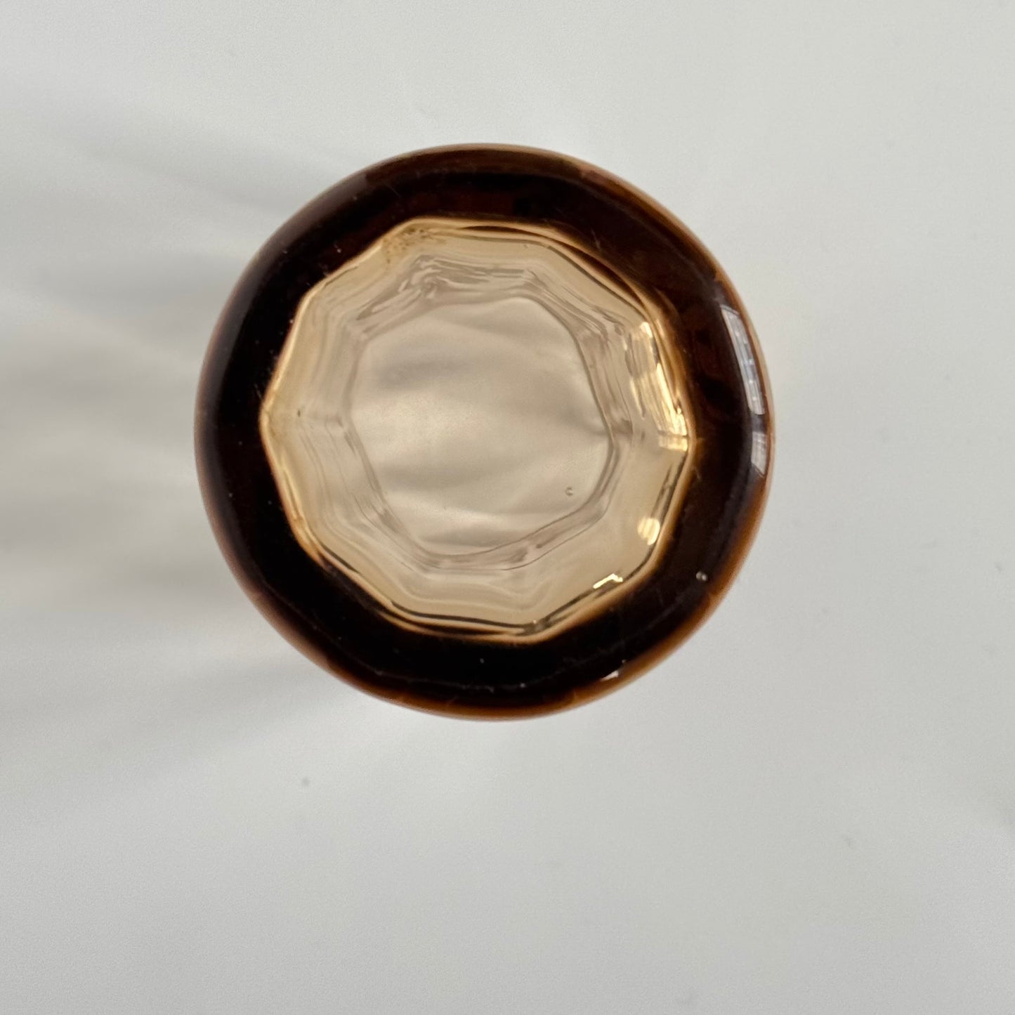 English: Crystal vase, probably Baccarat, with gilded branch and bird motif, Japonisme style, late 19th century;
日本語: おそらくバカラ製のクリスタル花瓶、金彩の枝と鳥のモチーフ入り、ジャポニスム様式、19世紀末;
Français: Vase en cristal, probablement Baccarat, décor doré de branches et oiseau, style japonisant, fin XIXᵉ siècle.