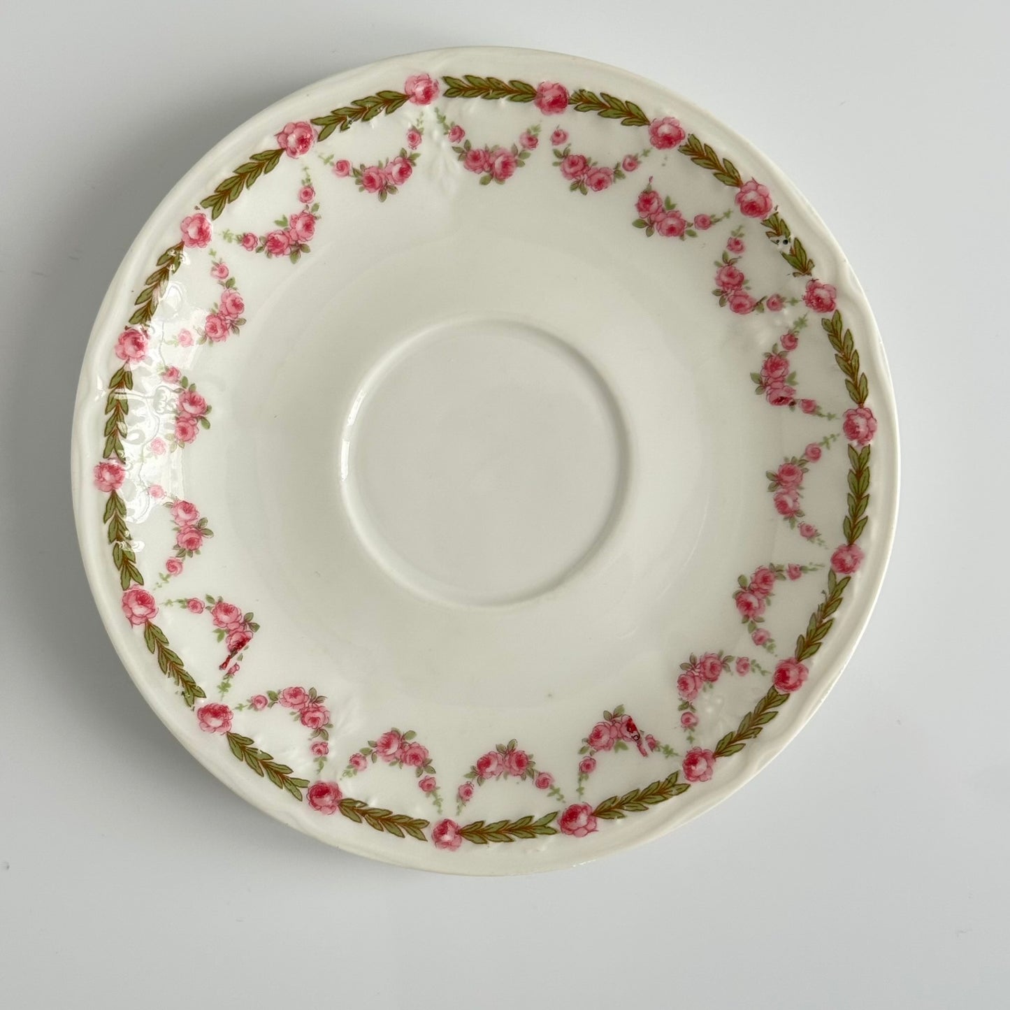 English: Antique porcelain tea cups and saucers by Bernardaud / Delinières, circa 1900, decorated with rose garlands, marked “D & Co FRANCE” and “B & Co FRANCE” ; 日本語: ベルナルド/ドゥリニエール製のアンティーク磁器ティーカップ&ソーサー(1900年頃)、バラのガーランド模様入り、“D & Co FRANCE”および“B & Co FRANCE”のサインあり ; Français: Tasses à thé et soucoupes en porcelaine ancienne de Bernardaud / Delinières vers 1900, décorées de guirlandes de roses, marquées “D & Co FRANCE” et “B & Co FRANCE”.