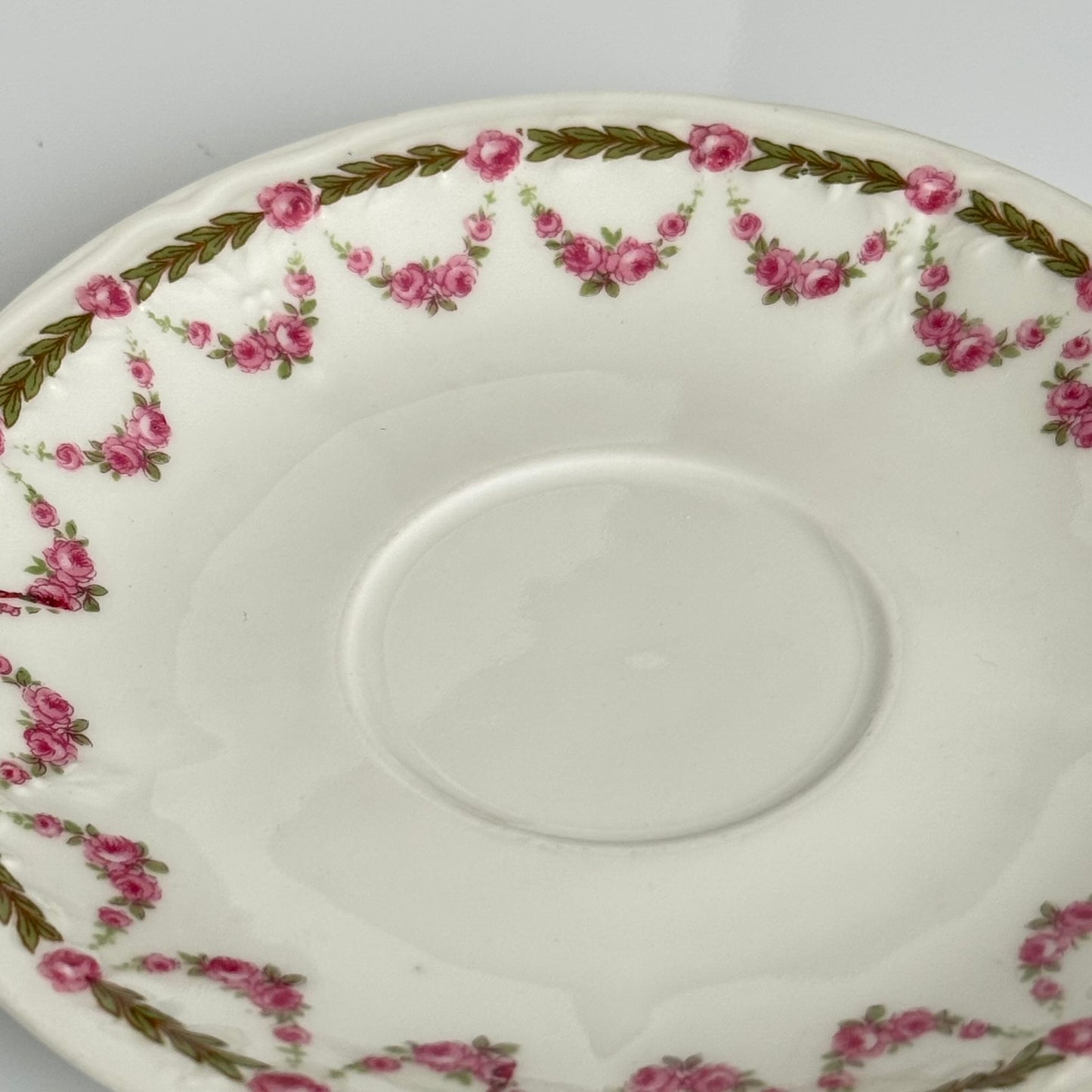 English: Antique porcelain tea cups and saucers by Bernardaud / Delinières, circa 1900, decorated with rose garlands, marked “D & Co FRANCE” and “B & Co FRANCE” ; 日本語: ベルナルド/ドゥリニエール製のアンティーク磁器ティーカップ&ソーサー(1900年頃)、バラのガーランド模様入り、“D & Co FRANCE”および“B & Co FRANCE”のサインあり ; Français: Tasses à thé et soucoupes en porcelaine ancienne de Bernardaud / Delinières vers 1900, décorées de guirlandes de roses, marquées “D & Co FRANCE” et “B & Co FRANCE”.