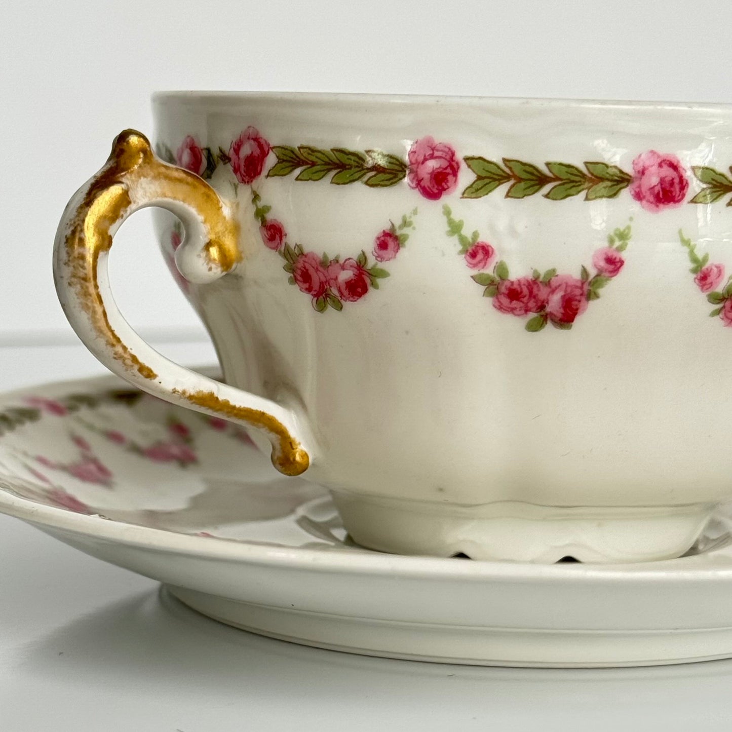 English: Antique porcelain tea cups and saucers by Bernardaud / Delinières, circa 1900, decorated with rose garlands, marked “D & Co FRANCE” and “B & Co FRANCE” ; 日本語: ベルナルド/ドゥリニエール製のアンティーク磁器ティーカップ&ソーサー(1900年頃)、バラのガーランド模様入り、“D & Co FRANCE”および“B & Co FRANCE”のサインあり ; Français: Tasses à thé et soucoupes en porcelaine ancienne de Bernardaud / Delinières vers 1900, décorées de guirlandes de roses, marquées “D & Co FRANCE” et “B & Co FRANCE”.