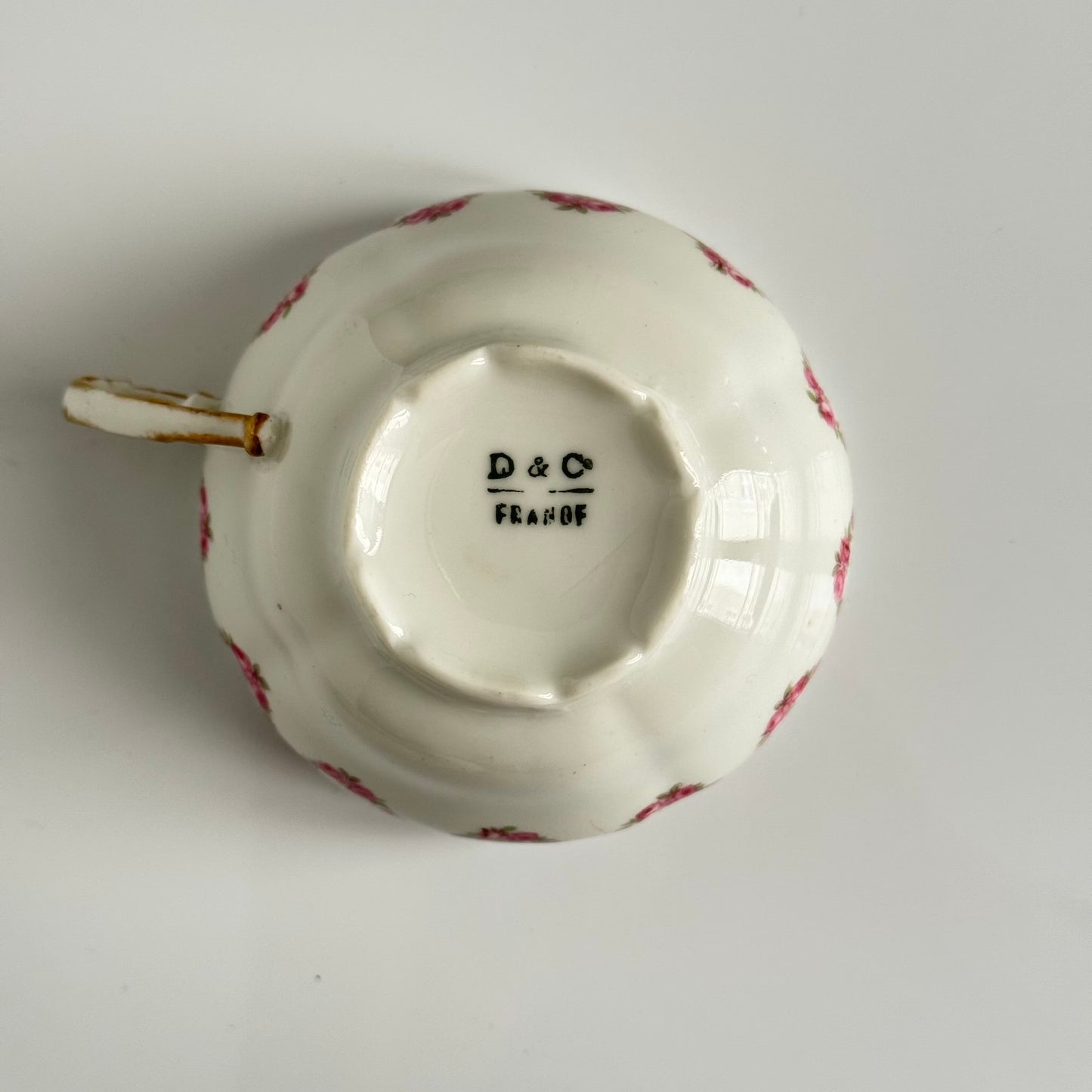 English: Antique porcelain tea cups and saucers by Bernardaud / Delinières, circa 1900, decorated with rose garlands, marked “D & Co FRANCE” and “B & Co FRANCE” ; 日本語: ベルナルド/ドゥリニエール製のアンティーク磁器ティーカップ&ソーサー(1900年頃)、バラのガーランド模様入り、“D & Co FRANCE”および“B & Co FRANCE”のサインあり ; Français: Tasses à thé et soucoupes en porcelaine ancienne de Bernardaud / Delinières vers 1900, décorées de guirlandes de roses, marquées “D & Co FRANCE” et “B & Co FRANCE”.