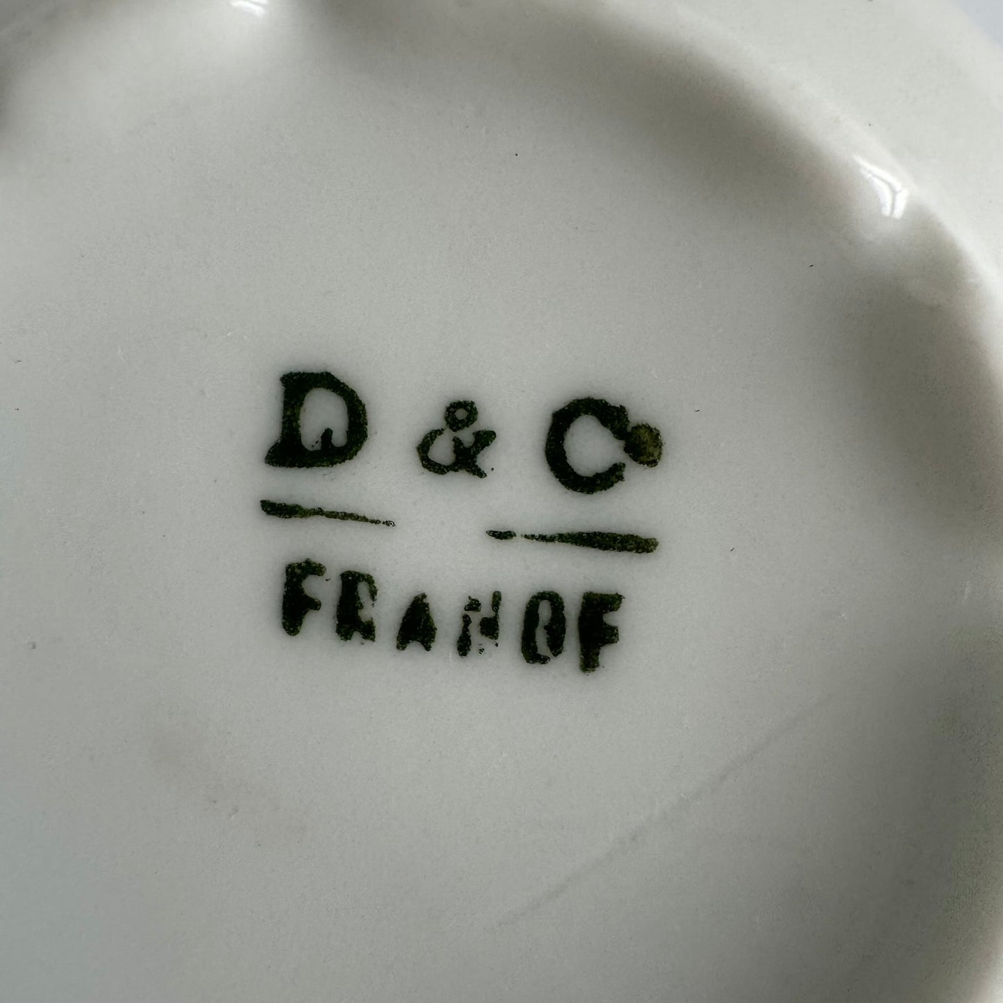 English: Antique porcelain tea cups and saucers by Bernardaud / Delinières, circa 1900, decorated with rose garlands, marked “D & Co FRANCE” and “B & Co FRANCE” ; 日本語: ベルナルド/ドゥリニエール製のアンティーク磁器ティーカップ&ソーサー(1900年頃)、バラのガーランド模様入り、“D & Co FRANCE”および“B & Co FRANCE”のサインあり ; Français: Tasses à thé et soucoupes en porcelaine ancienne de Bernardaud / Delinières vers 1900, décorées de guirlandes de roses, marquées “D & Co FRANCE” et “B & Co FRANCE”.