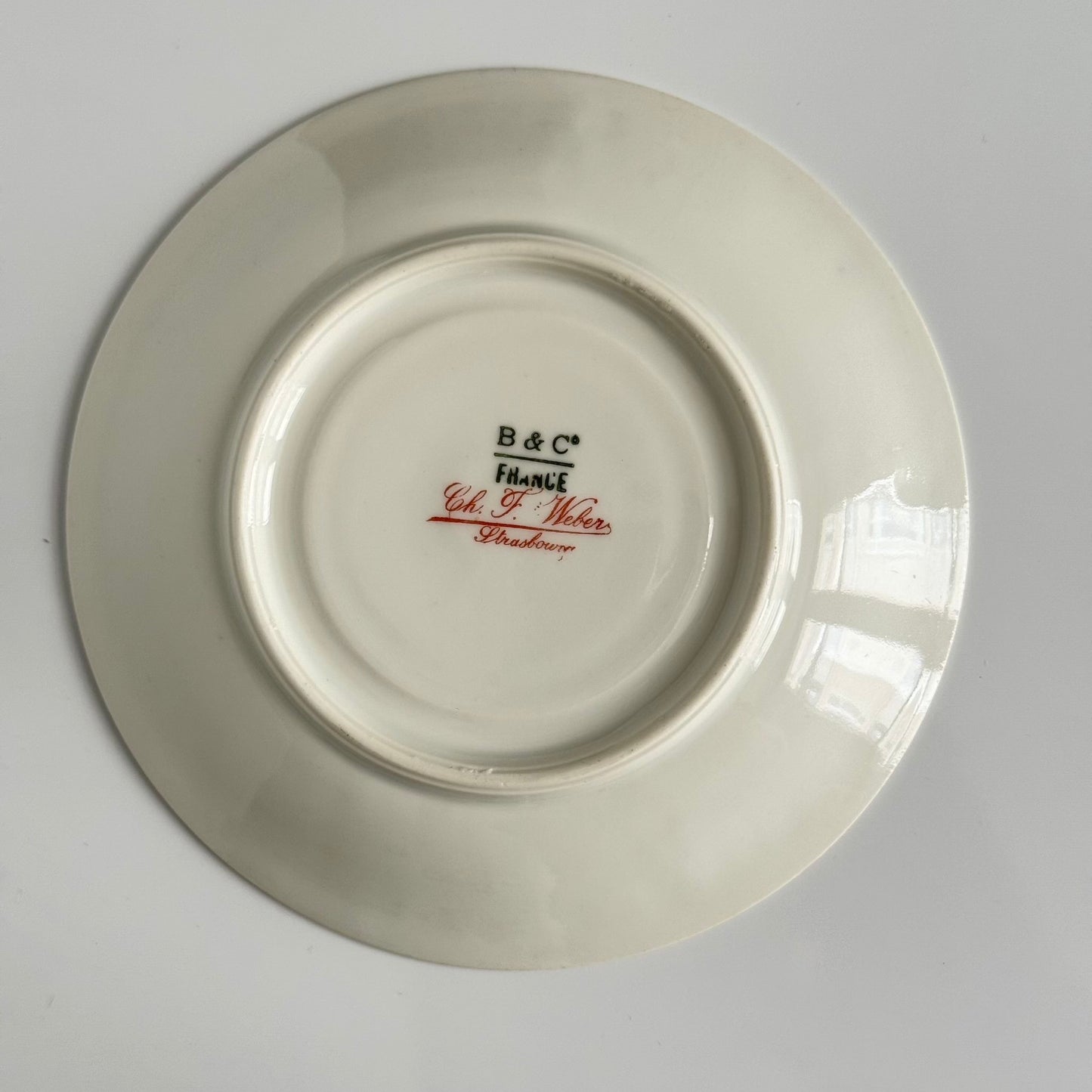 English: Antique porcelain tea cups and saucers by Bernardaud / Delinières, circa 1900, decorated with rose garlands, marked “D & Co FRANCE” and “B & Co FRANCE” ; 日本語: ベルナルド/ドゥリニエール製のアンティーク磁器ティーカップ&ソーサー(1900年頃)、バラのガーランド模様入り、“D & Co FRANCE”および“B & Co FRANCE”のサインあり ; Français: Tasses à thé et soucoupes en porcelaine ancienne de Bernardaud / Delinières vers 1900, décorées de guirlandes de roses, marquées “D & Co FRANCE” et “B & Co FRANCE”.