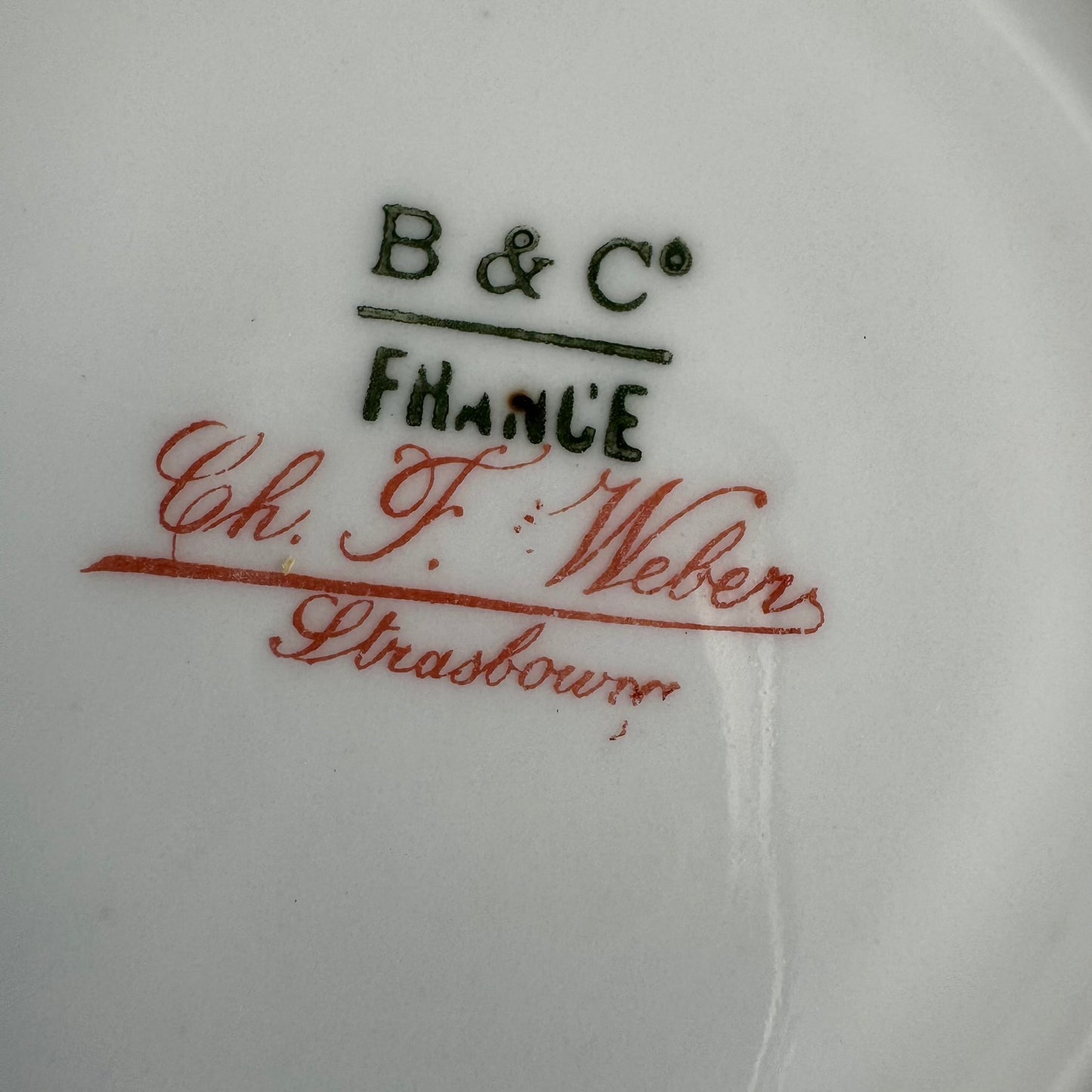 English: Antique porcelain tea cups and saucers by Bernardaud / Delinières, circa 1900, decorated with rose garlands, marked “D & Co FRANCE” and “B & Co FRANCE” ; 日本語: ベルナルド/ドゥリニエール製のアンティーク磁器ティーカップ&ソーサー(1900年頃)、バラのガーランド模様入り、“D & Co FRANCE”および“B & Co FRANCE”のサインあり ; Français: Tasses à thé et soucoupes en porcelaine ancienne de Bernardaud / Delinières vers 1900, décorées de guirlandes de roses, marquées “D & Co FRANCE” et “B & Co FRANCE”.