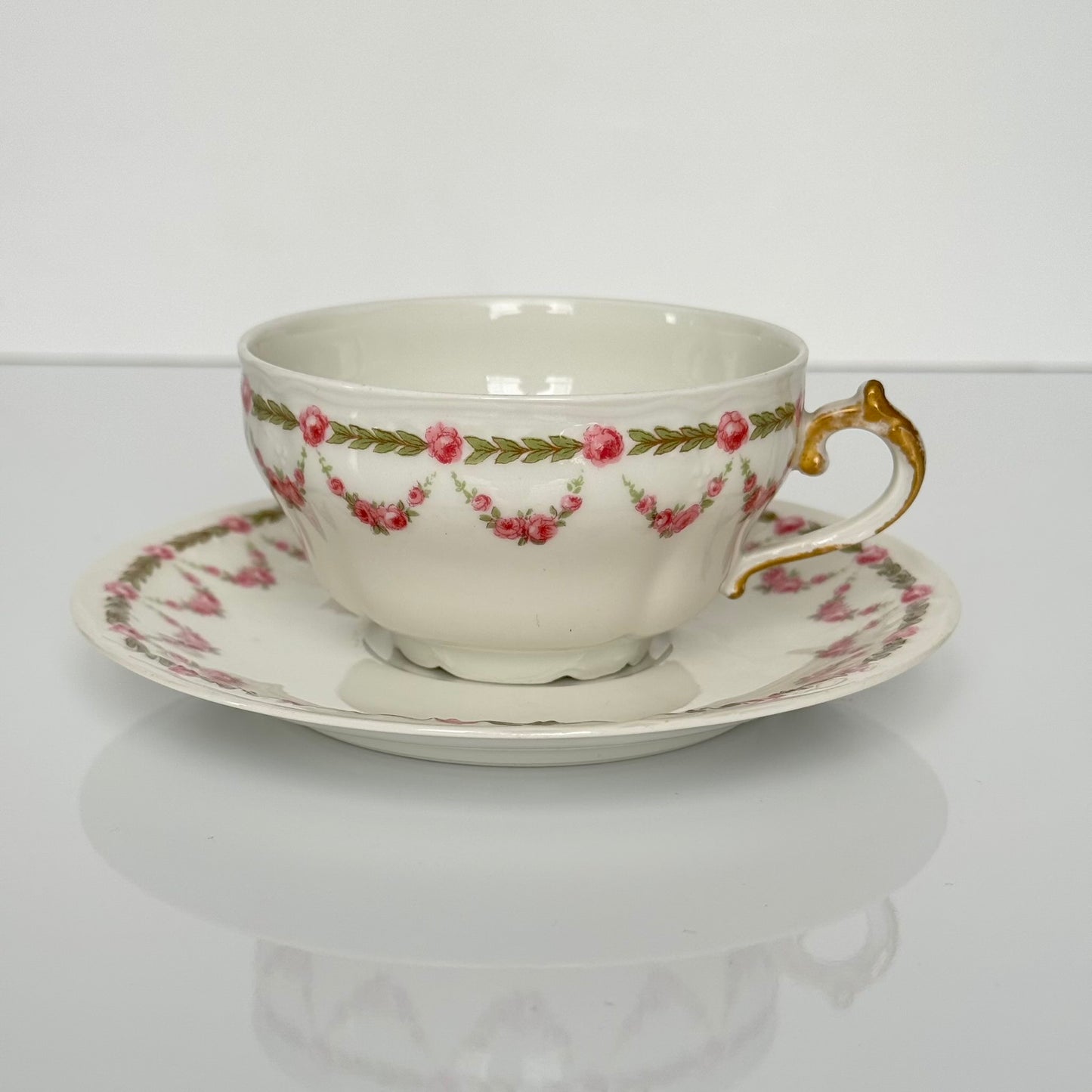 English: Antique porcelain tea cups and saucers by Bernardaud / Delinières, circa 1900, decorated with rose garlands, marked “D & Co FRANCE” and “B & Co FRANCE” ; 日本語: ベルナルド/ドゥリニエール製のアンティーク磁器ティーカップ&ソーサー(1900年頃)、バラのガーランド模様入り、“D & Co FRANCE”および“B & Co FRANCE”のサインあり ; Français: Tasses à thé et soucoupes en porcelaine ancienne de Bernardaud / Delinières vers 1900, décorées de guirlandes de roses, marquées “D & Co FRANCE” et “B & Co FRANCE”.