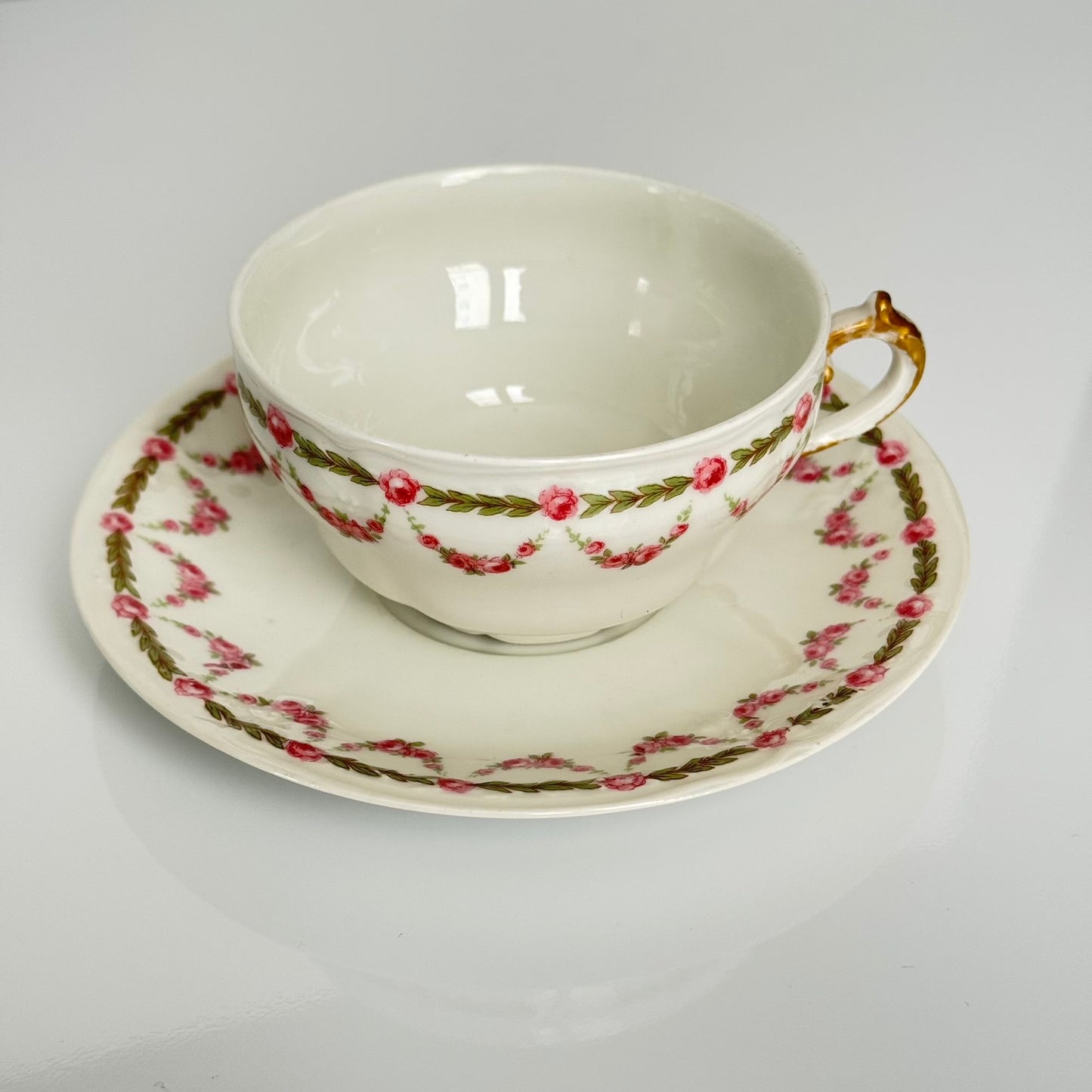 English: Antique porcelain tea cups and saucers by Bernardaud / Delinières, circa 1900, decorated with rose garlands, marked “D & Co FRANCE” and “B & Co FRANCE” ; 日本語: ベルナルド/ドゥリニエール製のアンティーク磁器ティーカップ&ソーサー(1900年頃)、バラのガーランド模様入り、“D & Co FRANCE”および“B & Co FRANCE”のサインあり ; Français: Tasses à thé et soucoupes en porcelaine ancienne de Bernardaud / Delinières vers 1900, décorées de guirlandes de roses, marquées “D & Co FRANCE” et “B & Co FRANCE”.