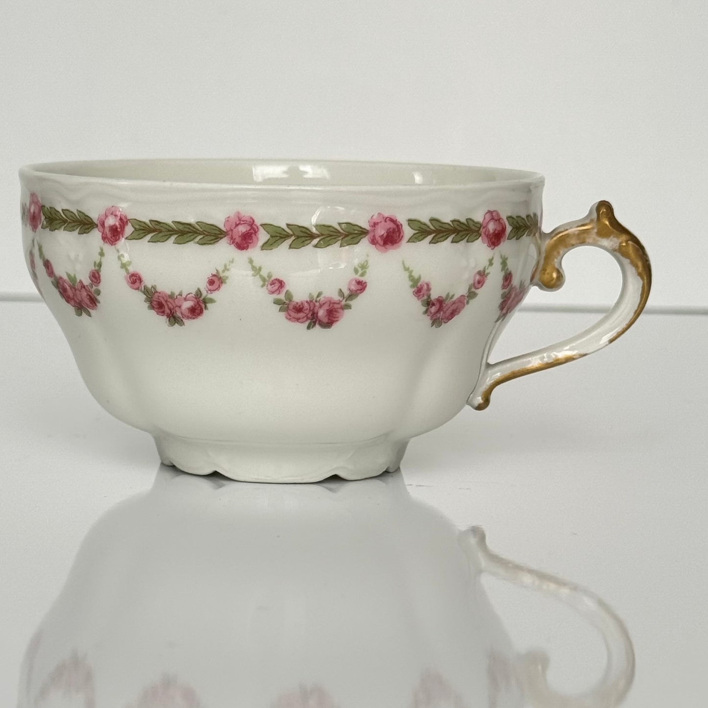 English: Antique porcelain tea cups and saucers by Bernardaud / Delinières, circa 1900, decorated with rose garlands, marked “D & Co FRANCE” and “B & Co FRANCE” ; 日本語: ベルナルド/ドゥリニエール製のアンティーク磁器ティーカップ&ソーサー(1900年頃)、バラのガーランド模様入り、“D & Co FRANCE”および“B & Co FRANCE”のサインあり ; Français: Tasses à thé et soucoupes en porcelaine ancienne de Bernardaud / Delinières vers 1900, décorées de guirlandes de roses, marquées “D & Co FRANCE” et “B & Co FRANCE”.
