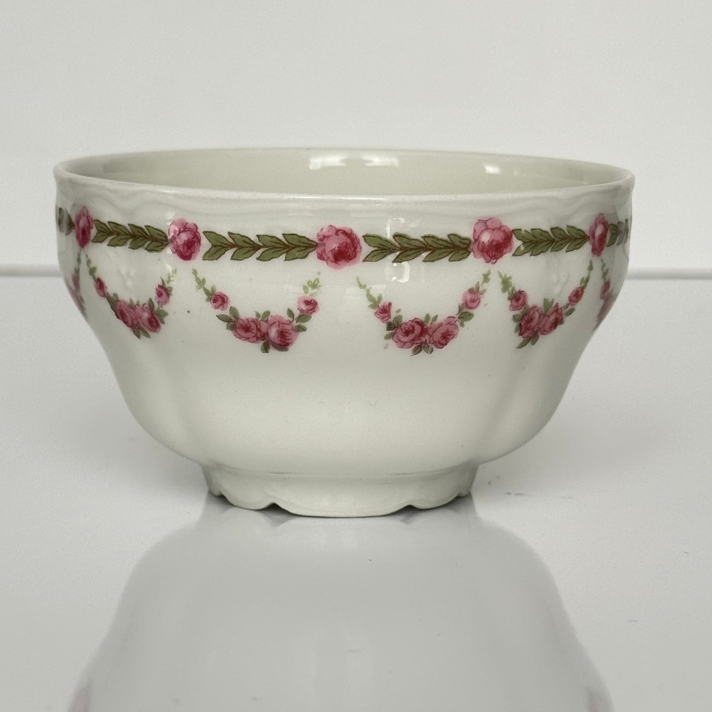 English: Antique porcelain tea cups and saucers by Bernardaud / Delinières, circa 1900, decorated with rose garlands, marked “D & Co FRANCE” and “B & Co FRANCE” ; 日本語: ベルナルド/ドゥリニエール製のアンティーク磁器ティーカップ&ソーサー(1900年頃)、バラのガーランド模様入り、“D & Co FRANCE”および“B & Co FRANCE”のサインあり ; Français: Tasses à thé et soucoupes en porcelaine ancienne de Bernardaud / Delinières vers 1900, décorées de guirlandes de roses, marquées “D & Co FRANCE” et “B & Co FRANCE”.