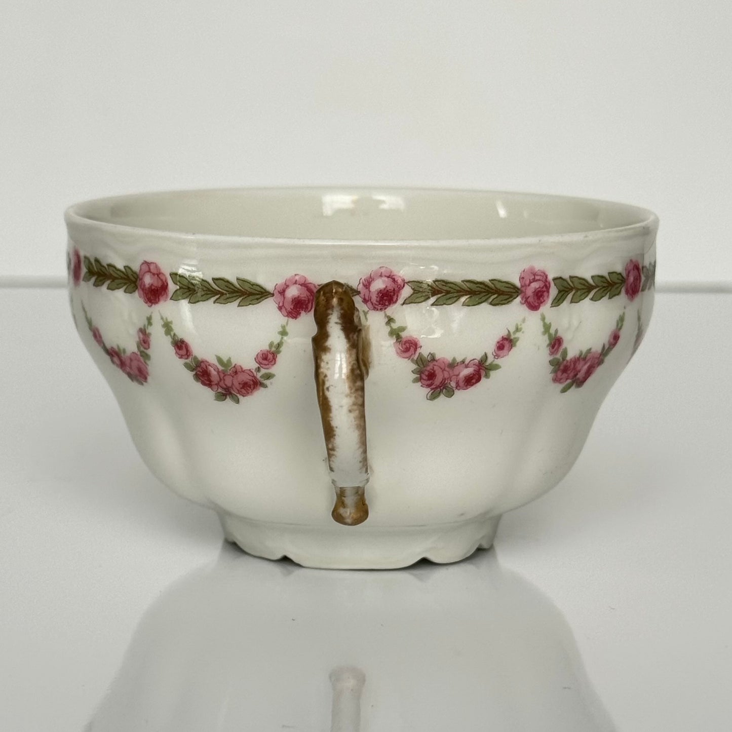 English: Antique porcelain tea cups and saucers by Bernardaud / Delinières, circa 1900, decorated with rose garlands, marked “D & Co FRANCE” and “B & Co FRANCE” ; 日本語: ベルナルド/ドゥリニエール製のアンティーク磁器ティーカップ&ソーサー(1900年頃)、バラのガーランド模様入り、“D & Co FRANCE”および“B & Co FRANCE”のサインあり ; Français: Tasses à thé et soucoupes en porcelaine ancienne de Bernardaud / Delinières vers 1900, décorées de guirlandes de roses, marquées “D & Co FRANCE” et “B & Co FRANCE”.