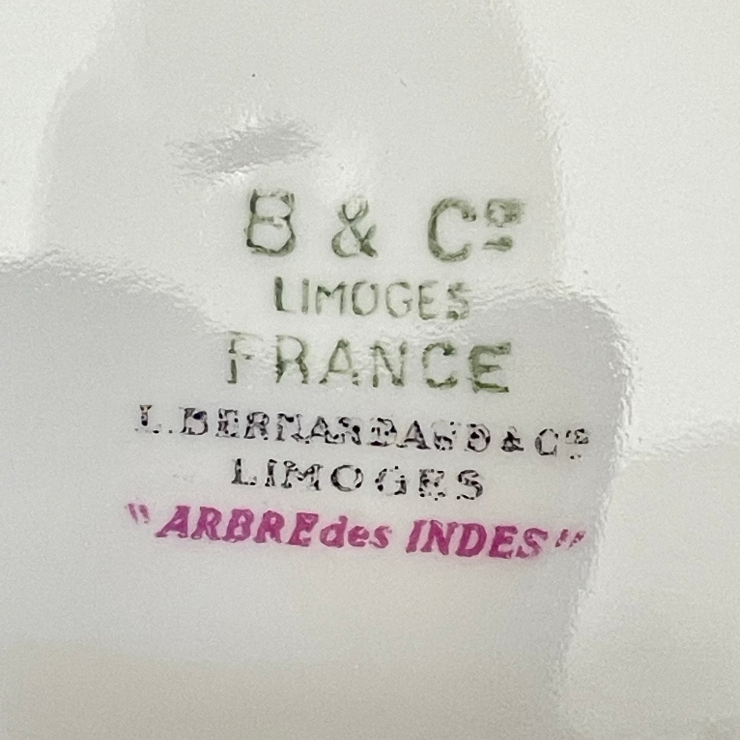 日本語: ベルナルド製デザートプレート5枚セット、「アーブル・デ・ザンド(インドの木)」デザイン、アジア風の樹木と花を描いた美しいスタイル。 ; English: Set of 5 dessert plates by Bernardaud, Arbre des Indes model with trees and flowers in an Asian-inspired design. ; Français: Ensemble de 5 assiettes à dessert par Bernardaud, modèle Arbre des Indes avec des arbres et des fleurs dans un style inspiré de l'Asie.