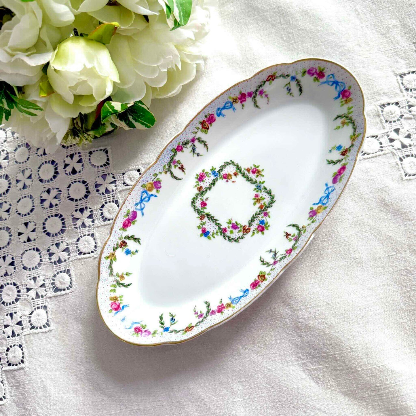 English: Porcelain serving dish with ribbon and garland motif, Bernardaud “Lamartine”, Limoges France, circa 1920–1930 ; 日本語: リモージュ製ベルナルド“ラマルティーヌ”モデル、リボンと花のガーランド装飾付きポーセリン・サービングディッシュ、約1920–1930年 ; Français : Ravier en porcelaine, modèle “Lamartine” de Bernardaud, décor rubans et guirlandes, Limoges, vers 1920–1930