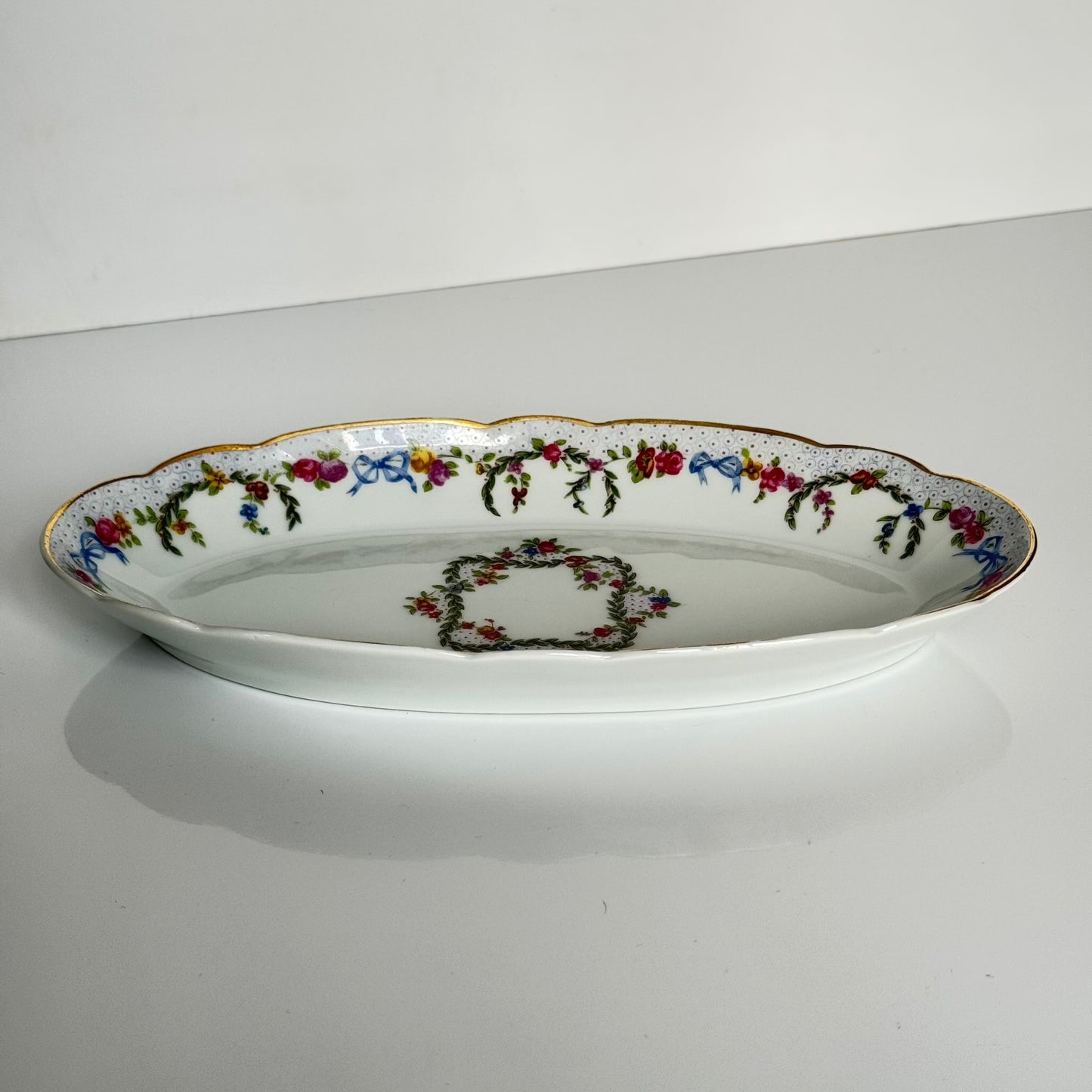 English: Porcelain serving dish with ribbon and garland motif, Bernardaud “Lamartine”, Limoges France, circa 1920–1930 ; 日本語: リモージュ製ベルナルド“ラマルティーヌ”モデル、リボンと花のガーランド装飾付きポーセリン・サービングディッシュ、約1920–1930年 ; Français : Ravier en porcelaine, modèle “Lamartine” de Bernardaud, décor rubans et guirlandes, Limoges, vers 1920–1930