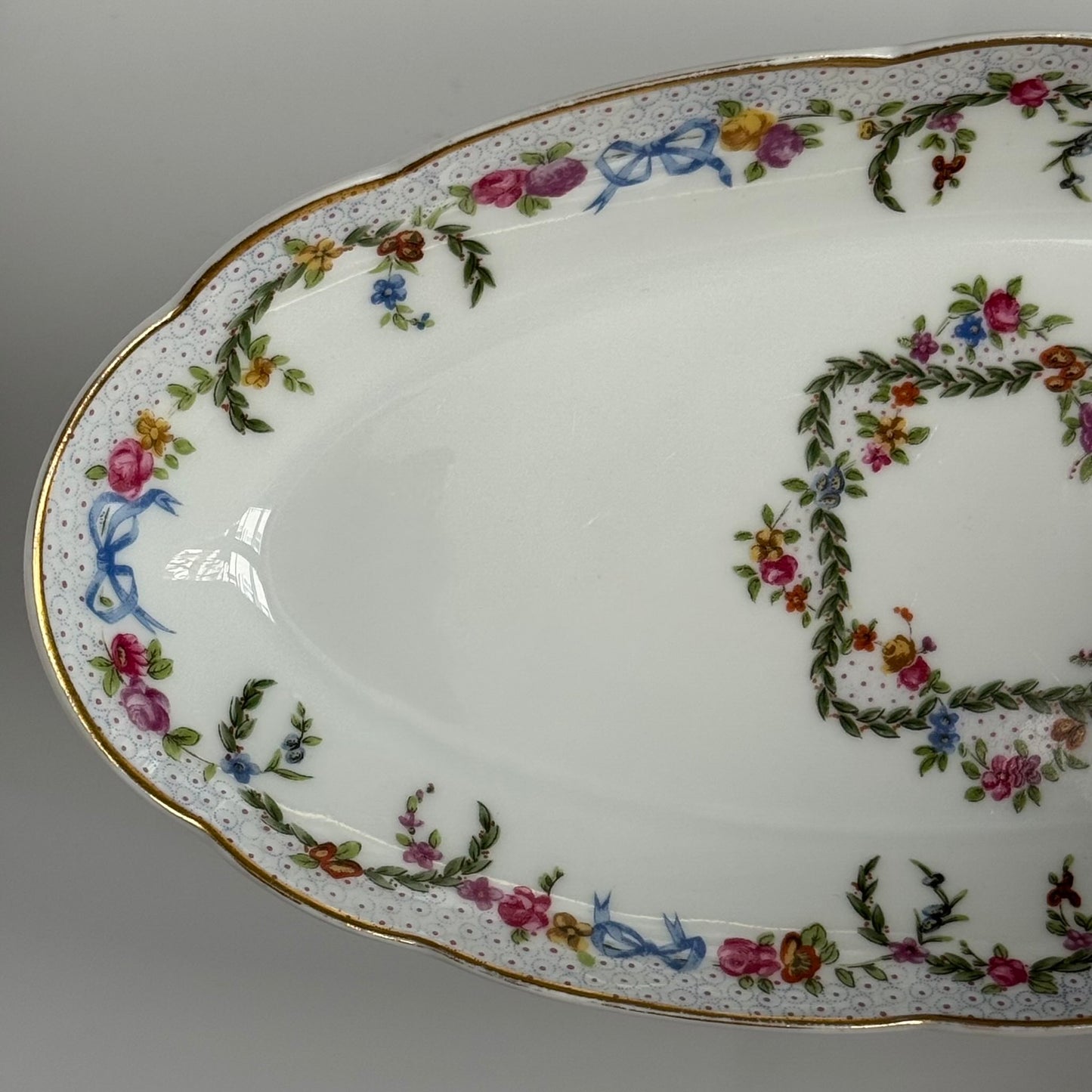 English: Porcelain serving dish with ribbon and garland motif, Bernardaud “Lamartine”, Limoges France, circa 1920–1930 ; 日本語: リモージュ製ベルナルド“ラマルティーヌ”モデル、リボンと花のガーランド装飾付きポーセリン・サービングディッシュ、約1920–1930年 ; Français : Ravier en porcelaine, modèle “Lamartine” de Bernardaud, décor rubans et guirlandes, Limoges, vers 1920–1930