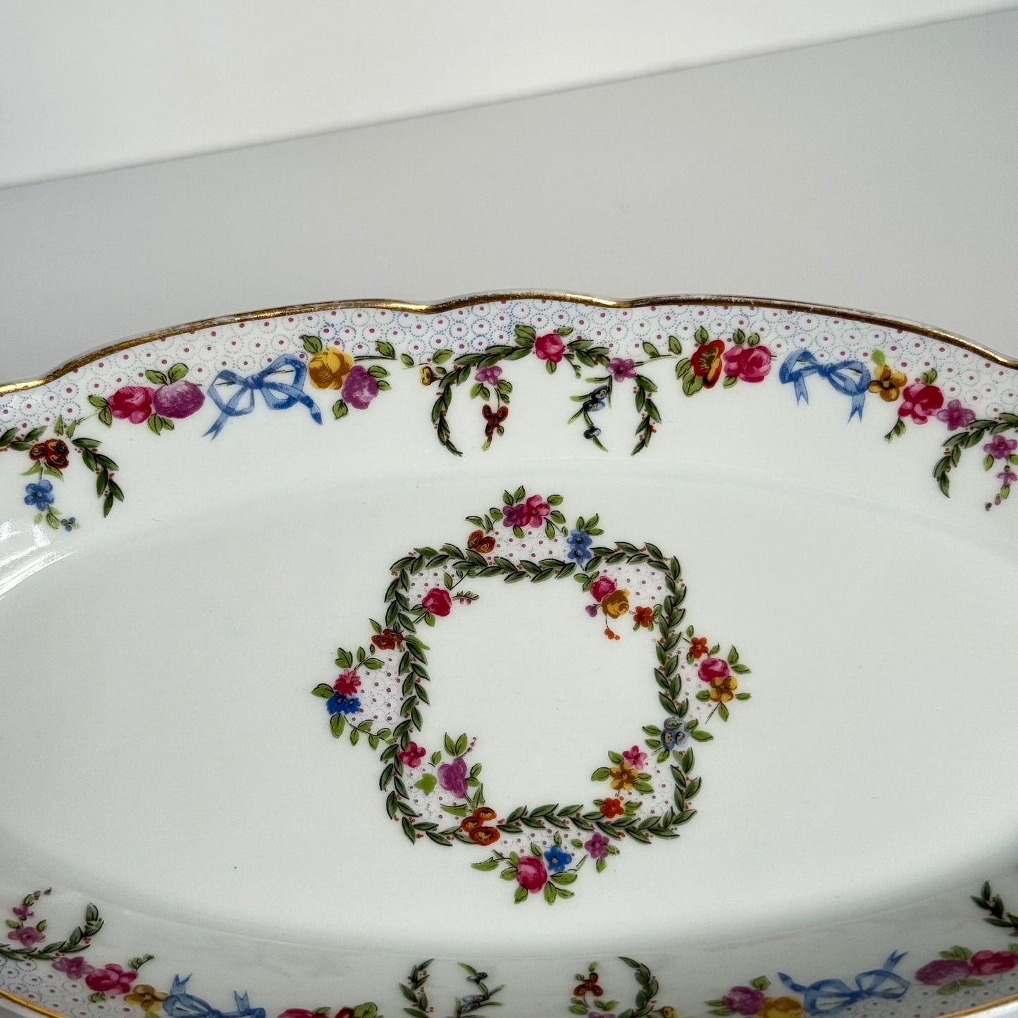 English: Porcelain serving dish with ribbon and garland motif, Bernardaud “Lamartine”, Limoges France, circa 1920–1930 ; 日本語: リモージュ製ベルナルド“ラマルティーヌ”モデル、リボンと花のガーランド装飾付きポーセリン・サービングディッシュ、約1920–1930年 ; Français : Ravier en porcelaine, modèle “Lamartine” de Bernardaud, décor rubans et guirlandes, Limoges, vers 1920–1930