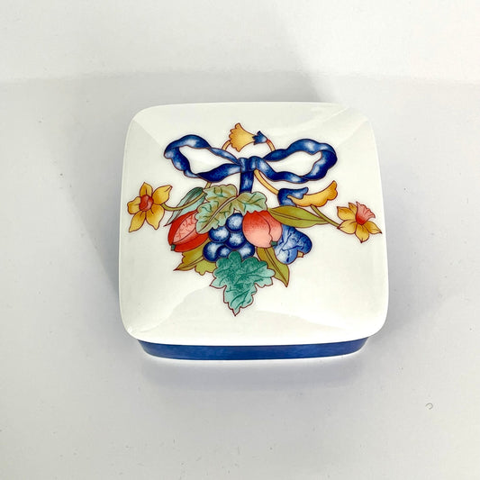 日本語: ベルナルド製トリンケットボックス(小物入れ)、ボルゲーゼモデル。花と果物のリボン装飾が特徴的なフランス製高級磁器。20世紀以降の作品。; English: Bernardaud porcelain trinket box, Borghèse model, featuring floral and fruit ribbon motifs. Made in France, 20th century onward.; Français: Boîte en porcelaine Bernardaud, modèle Borghèse, ornée de motifs de fleurs et de fruits avec rubans. Fabriqué en France, à partir du 20ᵉ siècle.