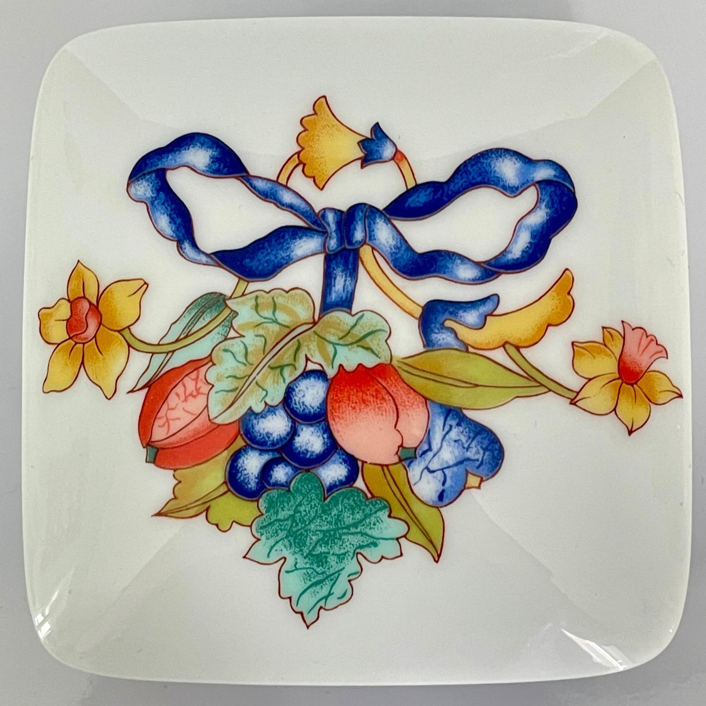 日本語: ベルナルド製トリンケットボックス(小物入れ)、ボルゲーゼモデル。花と果物のリボン装飾が特徴的なフランス製高級磁器。20世紀以降の作品。; English: Bernardaud porcelain trinket box, Borghèse model, featuring floral and fruit ribbon motifs. Made in France, 20th century onward.; Français: Boîte en porcelaine Bernardaud, modèle Borghèse, ornée de motifs de fleurs et de fruits avec rubans. Fabriqué en France, à partir du 20ᵉ siècle.