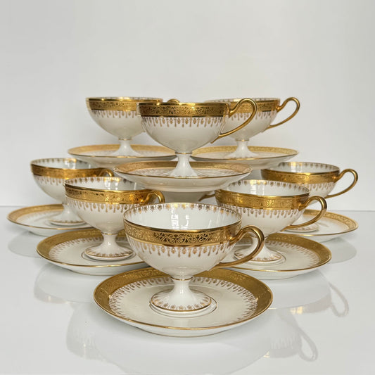English: Belle Époque footed tea cup and saucer by Bernardaud in Limoges porcelain, richly gilded, early 20th century. ; Français: Tasse à thé à piédouche et sa sous-tasse en porcelaine de Limoges par Bernardaud, richement dorées, époque Belle Époque, début XXe siècle. ; 日本語: ベルナルド製ベル・エポック時代の脚付きティーカップとソーサー、金彩付き、20世紀初頭のリモージュ磁器。
