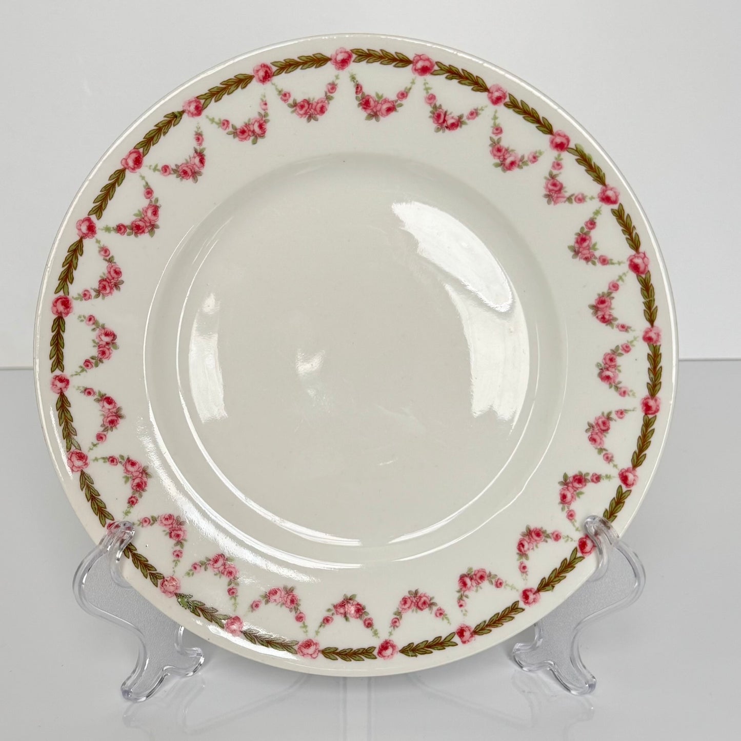English: Pair of antique Bernardaud dessert plates with rose garland motif, marked B & Co and Ch.-F. Weber Strasbourg, circa 1900 ; 日本語: 約1900年製ベルナルドのアンティーク・デザートプレート2枚、バラのガーランド模様、B & CoおよびCh.-F. Weber Strasbourgの刻印入り ; Français: Paire d’assiettes à dessert anciennes de Bernardaud vers 1900, décorées d’une guirlande de roses, signées B & Co et Ch.-F. Weber Strasbourg.