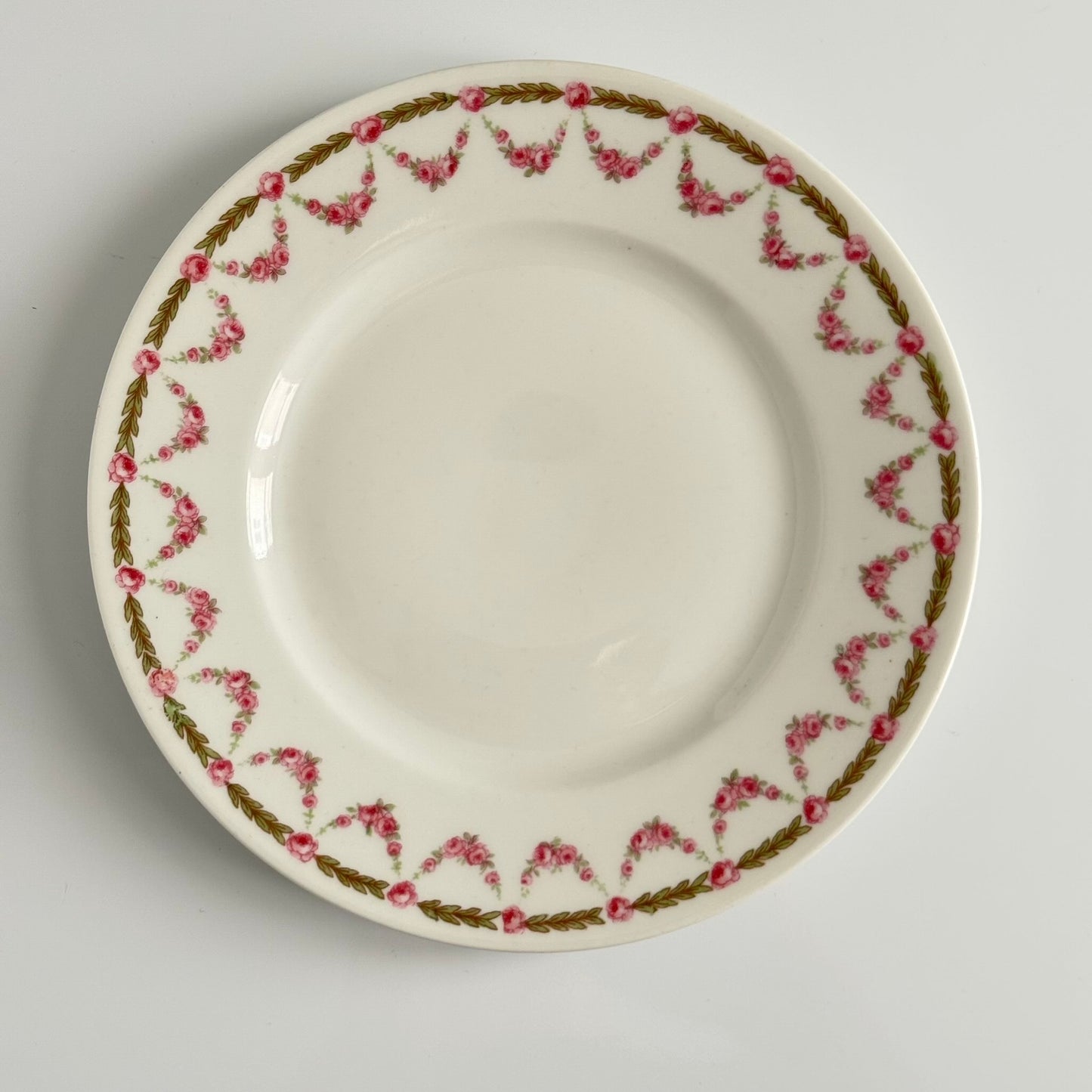 English: Pair of antique Bernardaud dessert plates with rose garland motif, marked B & Co and Ch.-F. Weber Strasbourg, circa 1900 ; 日本語: 約1900年製ベルナルドのアンティーク・デザートプレート2枚、バラのガーランド模様、B & CoおよびCh.-F. Weber Strasbourgの刻印入り ; Français: Paire d’assiettes à dessert anciennes de Bernardaud vers 1900, décorées d’une guirlande de roses, signées B & Co et Ch.-F. Weber Strasbourg.