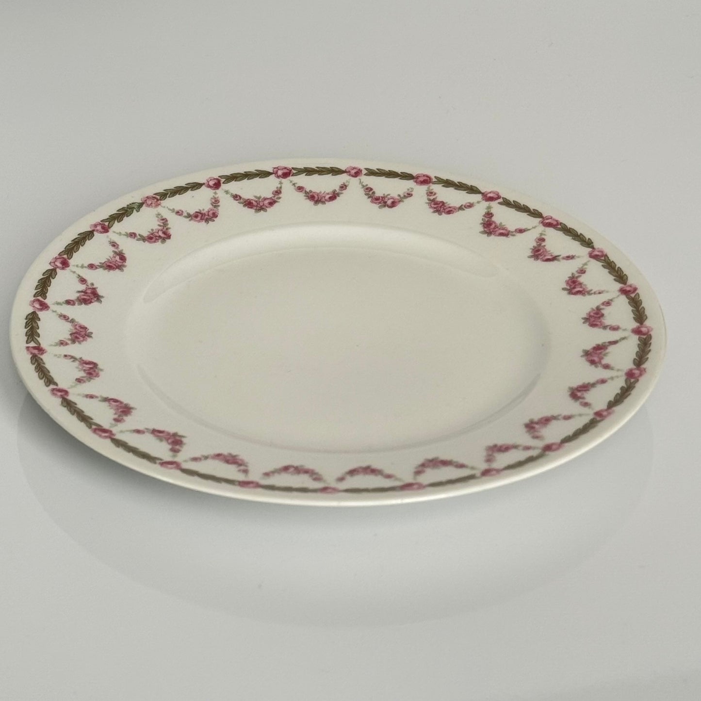 English: Pair of antique Bernardaud dessert plates with rose garland motif, marked B & Co and Ch.-F. Weber Strasbourg, circa 1900 ; 日本語: 約1900年製ベルナルドのアンティーク・デザートプレート2枚、バラのガーランド模様、B & CoおよびCh.-F. Weber Strasbourgの刻印入り ; Français: Paire d’assiettes à dessert anciennes de Bernardaud vers 1900, décorées d’une guirlande de roses, signées B & Co et Ch.-F. Weber Strasbourg.