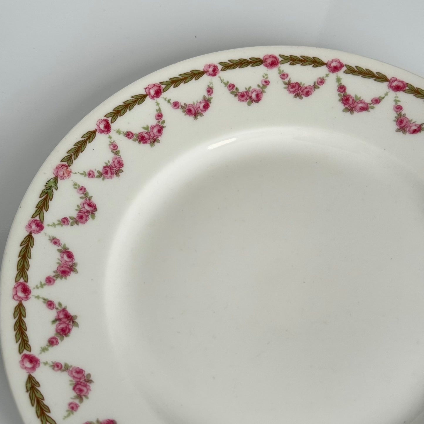 English: Pair of antique Bernardaud dessert plates with rose garland motif, marked B & Co and Ch.-F. Weber Strasbourg, circa 1900 ; 日本語: 約1900年製ベルナルドのアンティーク・デザートプレート2枚、バラのガーランド模様、B & CoおよびCh.-F. Weber Strasbourgの刻印入り ; Français: Paire d’assiettes à dessert anciennes de Bernardaud vers 1900, décorées d’une guirlande de roses, signées B & Co et Ch.-F. Weber Strasbourg.