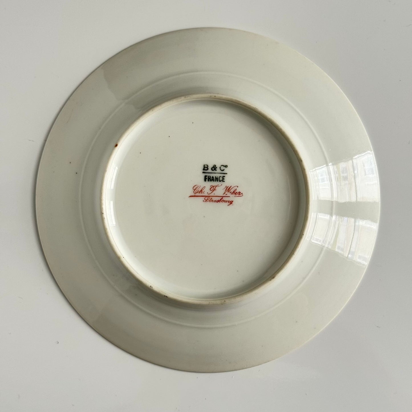 English: Pair of antique Bernardaud dessert plates with rose garland motif, marked B & Co and Ch.-F. Weber Strasbourg, circa 1900 ; 日本語: 約1900年製ベルナルドのアンティーク・デザートプレート2枚、バラのガーランド模様、B & CoおよびCh.-F. Weber Strasbourgの刻印入り ; Français: Paire d’assiettes à dessert anciennes de Bernardaud vers 1900, décorées d’une guirlande de roses, signées B & Co et Ch.-F. Weber Strasbourg.