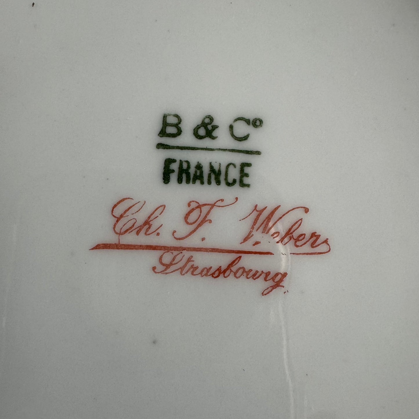 English: Pair of antique Bernardaud dessert plates with rose garland motif, marked B & Co and Ch.-F. Weber Strasbourg, circa 1900 ; 日本語: 約1900年製ベルナルドのアンティーク・デザートプレート2枚、バラのガーランド模様、B & CoおよびCh.-F. Weber Strasbourgの刻印入り ; Français: Paire d’assiettes à dessert anciennes de Bernardaud vers 1900, décorées d’une guirlande de roses, signées B & Co et Ch.-F. Weber Strasbourg.