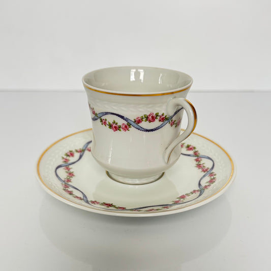 English: Bernardaud Limoges porcelain cup and saucer set, blue ribbon and rose garland design, early 20th century, signed B.H Cadeaux and B&Co; 日本語: ベルナルド・リモージュのポーセリン製カップ&ソーサー、ブルーリボンとバラのガーランド模様、20世紀前期製造、B.H CadeauxおよびB&Coのサイン入り; Français: Ensemble tasse et soucoupe en porcelaine de Limoges par Bernardaud, décor de ruban bleu et guirlande de roses, début du XXe siècle, signé B.H Cadeaux et B&Co.