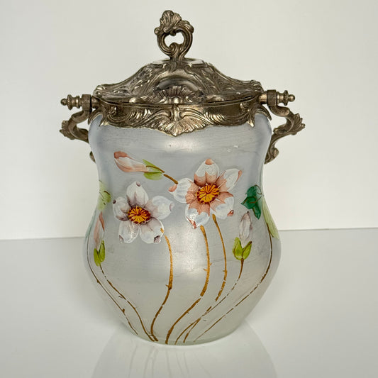 English: Hand-painted glass biscuit jar from the late 19th to early 20th century, featuring floral motifs and Rocaille-style metal mounts from the Art Nouveau period; 日本語: 19世紀後期から20世紀初頭のガラス製ビスケットジャー、アール・ヌーヴォー様式のロカイユ風金属装飾と手描きの花柄入り; Français: Pot à biscuits en verre peint à la main, fin XIXᵉ – début XXᵉ siècle, décor floral et monture en métal de style rocaille de l’époque Art Nouveau.