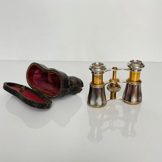 English: Pair of black mother-of-pearl opera glasses with original leather case, late 19th to early 20th century, compact and extendable design ; 日本語: ブラックマザーオブパール(黒蝶貝)のオペラグラスのペア、オリジナル革ケース付き、19世紀末〜20世紀初頭、コンパクトで伸縮可能なデザイン ; Français: Paire de jumelles en nacre noire avec étui en cuir d’origine, fin XIXe – début XXe siècle, design compact et extensible.