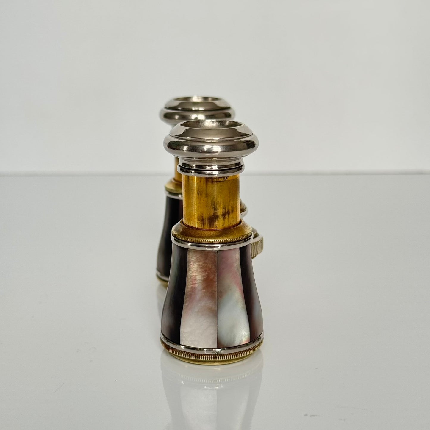 English: Pair of black mother-of-pearl opera glasses with original leather case, late 19th to early 20th century, compact and extendable design ; 日本語: ブラックマザーオブパール(黒蝶貝)のオペラグラスのペア、オリジナル革ケース付き、19世紀末〜20世紀初頭、コンパクトで伸縮可能なデザイン ; Français: Paire de jumelles en nacre noire avec étui en cuir d’origine, fin XIXe – début XXe siècle, design compact et extensible.