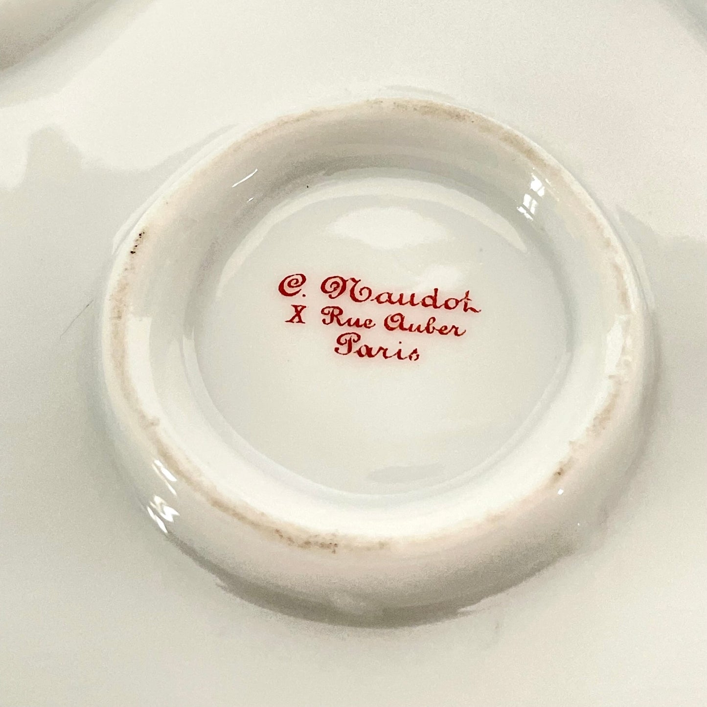 日本語: カミーユ・ノド製フランス製磁器インク壺とトレイ、セーブル様式のバラ装飾。19世紀後期から20世紀初頭に製作された逸品。優れたフランス工芸を象徴する美術品。; English: Camille Naudot French porcelain inkwell with tray, featuring rose motifs in Sèvres style. Created in the late 19th to early 20th century, showcasing exquisite French craftsmanship.; Français: Encrier en porcelaine française Camille Naudot avec plateau, décoré de motifs de roses dans le style de Sèvres. Réalisé entre la fin du 19ᵉ et le début du 20ᵉ siècle, reflétant le savoir-faire français raffiné.