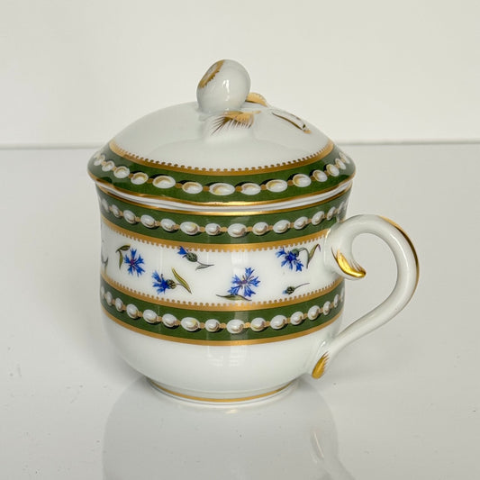 English: Chocolate pot by Bernardaud Ancienne Manufacture Royale Limoges, porcelain replica of the 18th-century Sèvres “Perles et Barbeaux” service made for Marie-Antoinette, unused with original label; 日本語: ベルナルド、アンシエンヌ・マニュファクチュール・ロワイヤル・リモージュによるショコラポット、マリー・アントワネットのための18世紀セーヴル「パールと矢車菊」サービスのレプリカ、未使用・オリジナルラベル付き; Français : Chocolatière de l’Ancienne Manufacture Royale Limoges, réplique en porcelaine du service « Perles et Barbeaux » de Sèvres créé pour Marie-Antoinette au XVIIIe siècle, comme neuf