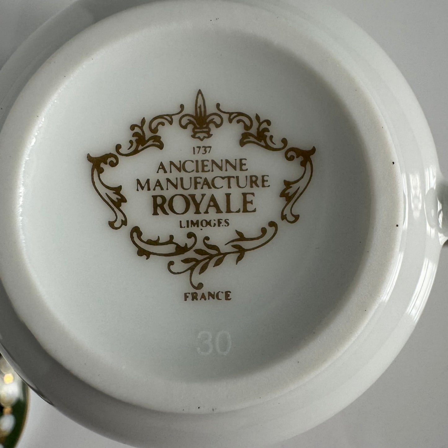 English: Chocolate pot by Bernardaud Ancienne Manufacture Royale Limoges, porcelain replica of the 18th-century Sèvres “Perles et Barbeaux” service made for Marie-Antoinette, unused with original label; 日本語: ベルナルド、アンシエンヌ・マニュファクチュール・ロワイヤル・リモージュによるショコラポット、マリー・アントワネットのための18世紀セーヴル「パールと矢車菊」サービスのレプリカ、未使用・オリジナルラベル付き; Français : Chocolatière de l’Ancienne Manufacture Royale Limoges, réplique en porcelaine du service « Perles et Barbeaux » de Sèvres créé pour Marie-Antoinette au XVIIIe siècle, comme neuf