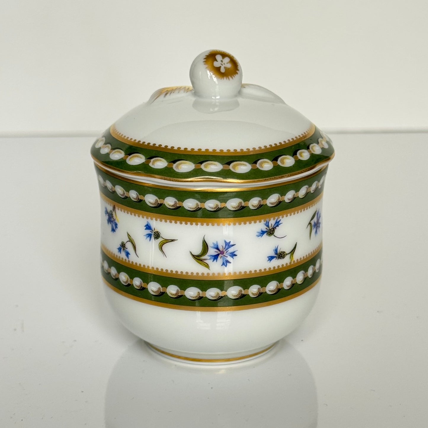English: Chocolate pot by Bernardaud Ancienne Manufacture Royale Limoges, porcelain replica of the 18th-century Sèvres “Perles et Barbeaux” service made for Marie-Antoinette, unused with original label; 日本語: ベルナルド、アンシエンヌ・マニュファクチュール・ロワイヤル・リモージュによるショコラポット、マリー・アントワネットのための18世紀セーヴル「パールと矢車菊」サービスのレプリカ、未使用・オリジナルラベル付き; Français : Chocolatière de l’Ancienne Manufacture Royale Limoges, réplique en porcelaine du service « Perles et Barbeaux » de Sèvres créé pour Marie-Antoinette au XVIIIe siècle, comme neuf