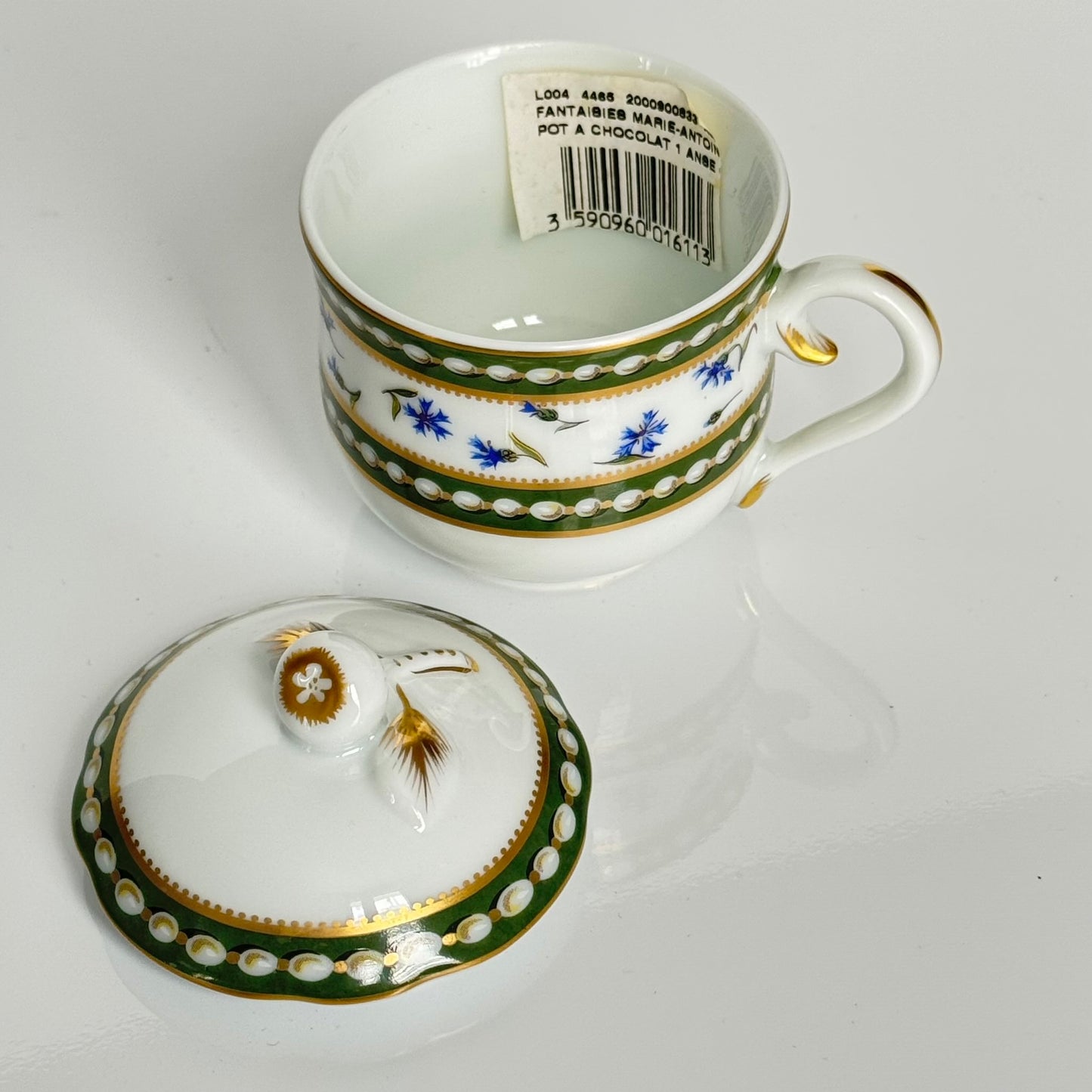 English: Chocolate pot by Bernardaud Ancienne Manufacture Royale Limoges, porcelain replica of the 18th-century Sèvres “Perles et Barbeaux” service made for Marie-Antoinette, unused with original label; 日本語: ベルナルド、アンシエンヌ・マニュファクチュール・ロワイヤル・リモージュによるショコラポット、マリー・アントワネットのための18世紀セーヴル「パールと矢車菊」サービスのレプリカ、未使用・オリジナルラベル付き; Français : Chocolatière de l’Ancienne Manufacture Royale Limoges, réplique en porcelaine du service « Perles et Barbeaux » de Sèvres créé pour Marie-Antoinette au XVIIIe siècle, comme neuf