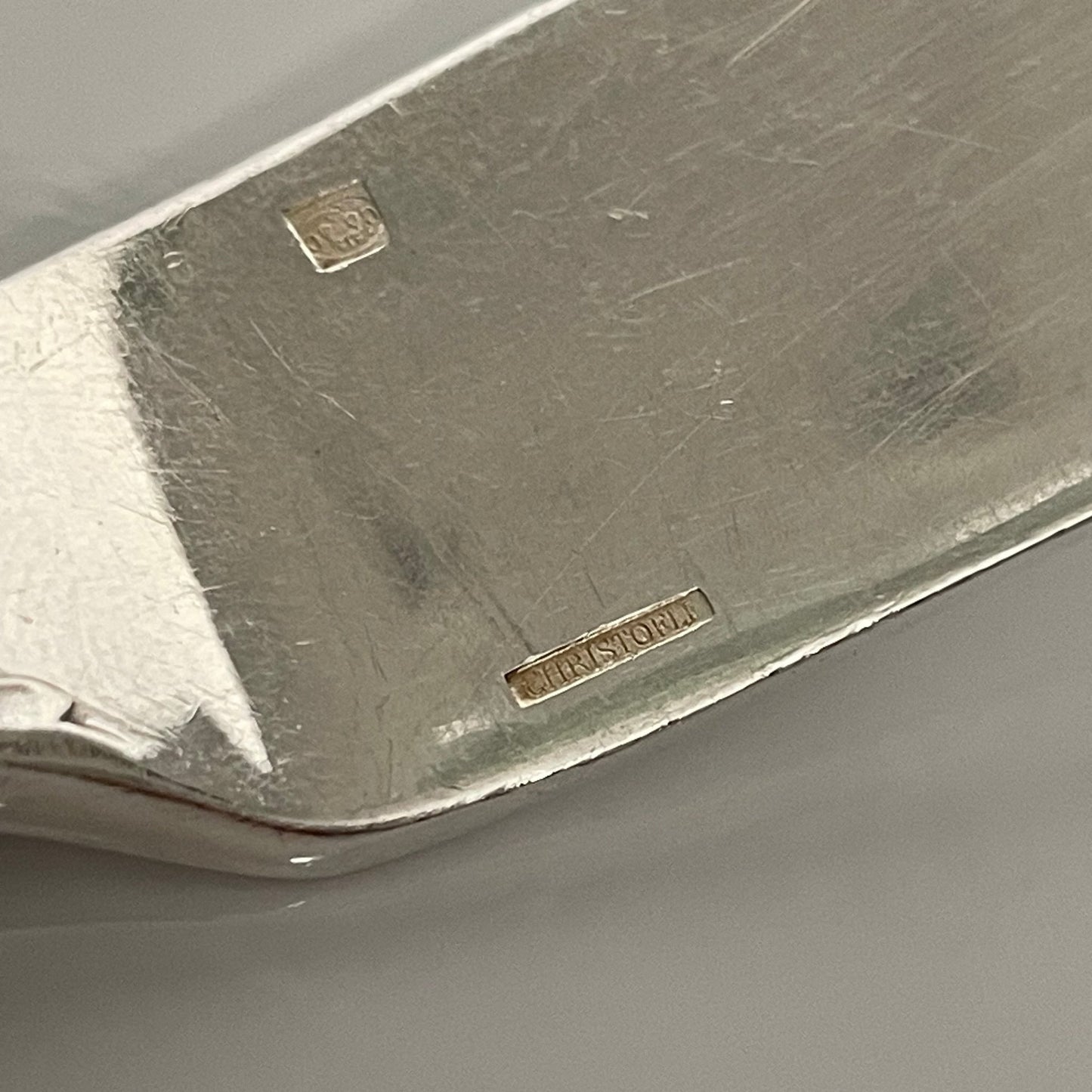 日本語: クリストフル製マリー・アントワネットパターンの魚用ナイフ6本セット。葉とリボンをモチーフにした洗練されたデザイン。 ; English: Set of 6 fish knives by Christofle, Marie-Antoinette pattern with elegant leaf and ribbon design. ; Français: Ensemble de 6 couteaux à poisson par Christofle, motif Marie-Antoinette avec design raffiné de feuilles et rubans.