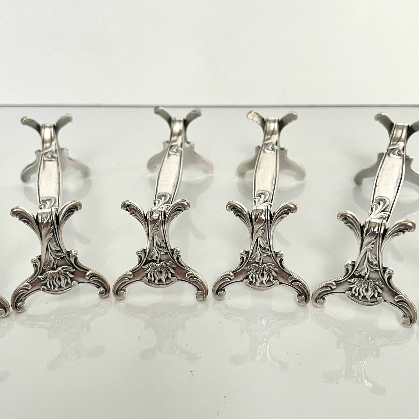 日本語: クリストフル製ナイフレスト5個セット、「クリサンテーム(菊)」デザイン。1900年頃制作のアール・ヌーヴォー様式、自然な菊の装飾が特徴。 ; English: Set of 5 Christofle knife rests, Chrysanthème (Chrysanthemum) design, early 20th century Art Nouveau style with naturalistic chrysanthemum decoration. ; Français: Ensemble de 5 porte-couteaux Christofle, modèle Chrysanthème, style Art Nouveau avec des décorations de chrysanthèmes naturalistes.