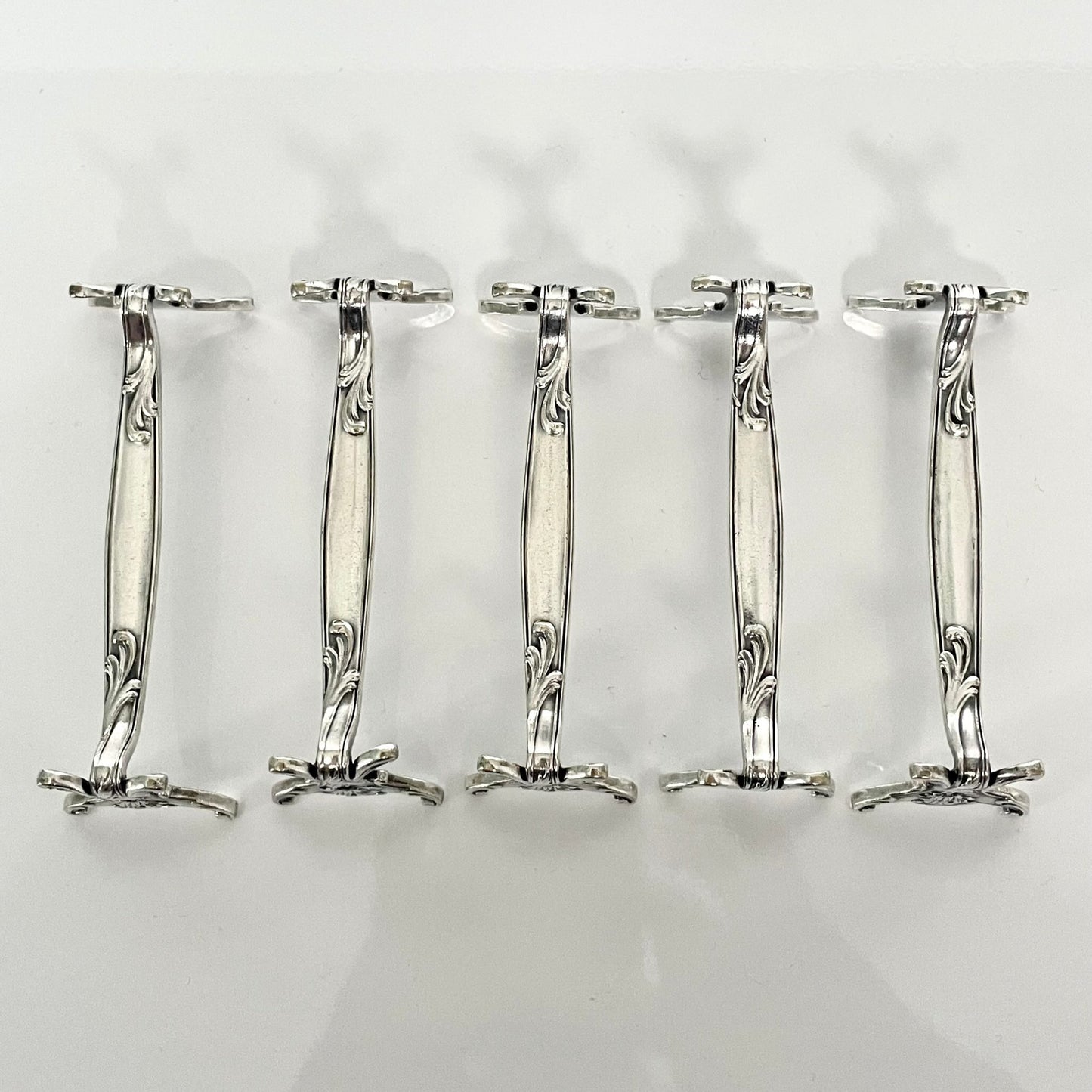 日本語: クリストフル製ナイフレスト6個セット、「クリサンテーム(菊)」デザイン。1900年頃制作のアール・ヌーヴォー様式、自然な菊の装飾が特徴。 ; English: Set of 6 Christofle knife rests, Chrysanthème (Chrysanthemum) design, early 20th century Art Nouveau style with naturalistic chrysanthemum decoration. ; Français: Ensemble de 6 porte-couteaux Christofle, modèle Chrysanthème, style Art Nouveau avec des décorations de chrysanthèmes naturalistes.