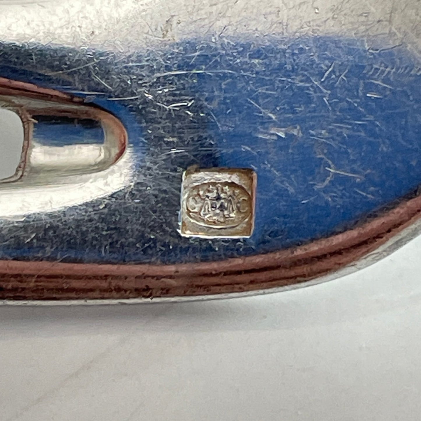 日本語: クリストフル製シルバープレートフォーク6本セット、マルリーモデル。1897年に初めて発表され、フランス料理の豊かさと優雅さを反映。 ; English: Set of 6 silver-plated forks by Christofle, Marly pattern, first introduced in 1897, reflecting the elegance of French dining. ; Français: Ensemble de 6 fourchettes en argent Christofle, modèle Marly, lancé en 1897, reflétant l'élégance de la cuisine française.