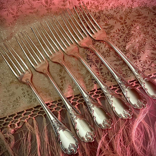 日本語: クリストフル製シルバープレートフォーク6本セット、マルリーモデル。1897年に初めて発表され、フランス料理の豊かさと優雅さを反映。 ; English: Set of 6 silver-plated forks by Christofle, Marly pattern, first introduced in 1897, reflecting the elegance of French dining. ; Français: Ensemble de 6 fourchettes en argent Christofle, modèle Marly, lancé en 1897, reflétant l'élégance de la cuisine française.